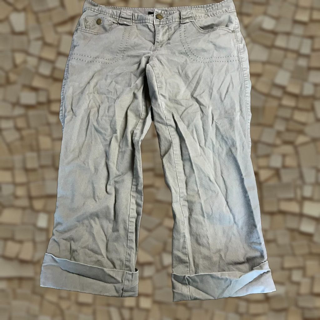 Calvin Klein Calvin Klein Pants Women 10 Green Cropped Cuffed Pockets Straight Inseam 23 in Flat Front Regular Size Type Pants Size 24" / US 00 / IT 34 - 1 Thumbnail