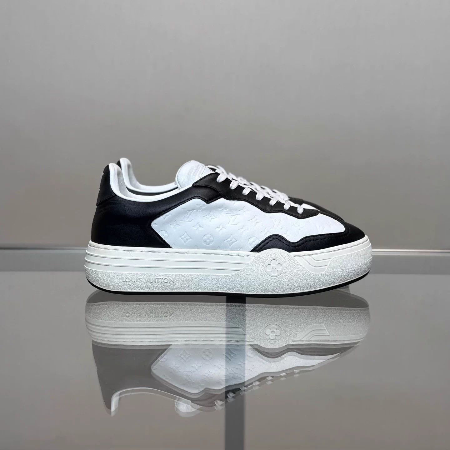 Louis Vuitton LV GROOVY PLATFORM B/W Monogram embossed sneakers 37.5 98 Size US 7 / IT 37 - 3 Thumbnail