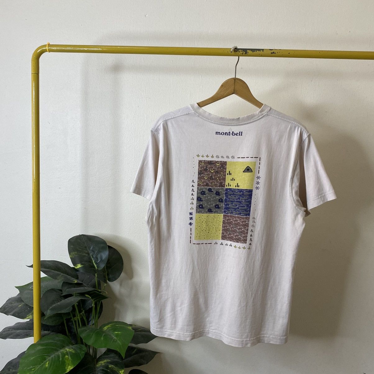 Montbell Vintage 2000s Mont Bell Outdoor Back Graphic T Shirt Size US L / EU 52-54 / 3 - 1 Thumbnail