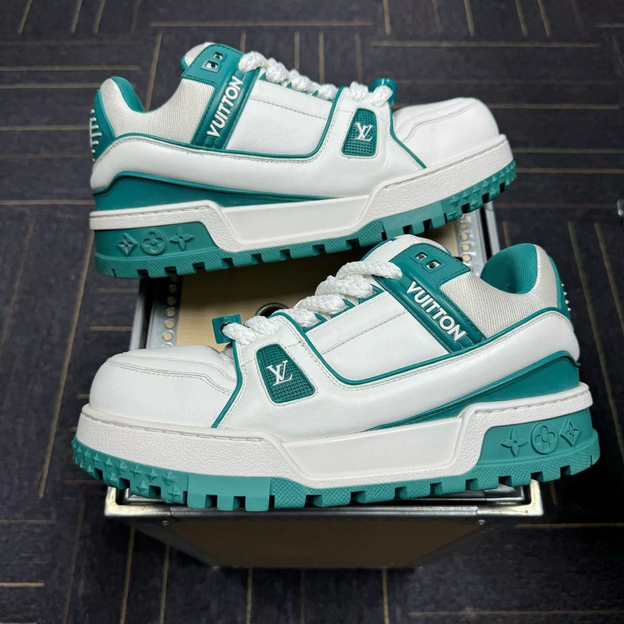 Louis Vuitton LV Trainer White Green Size US 7.5 / EU 40-41 - 2 Thumbnail