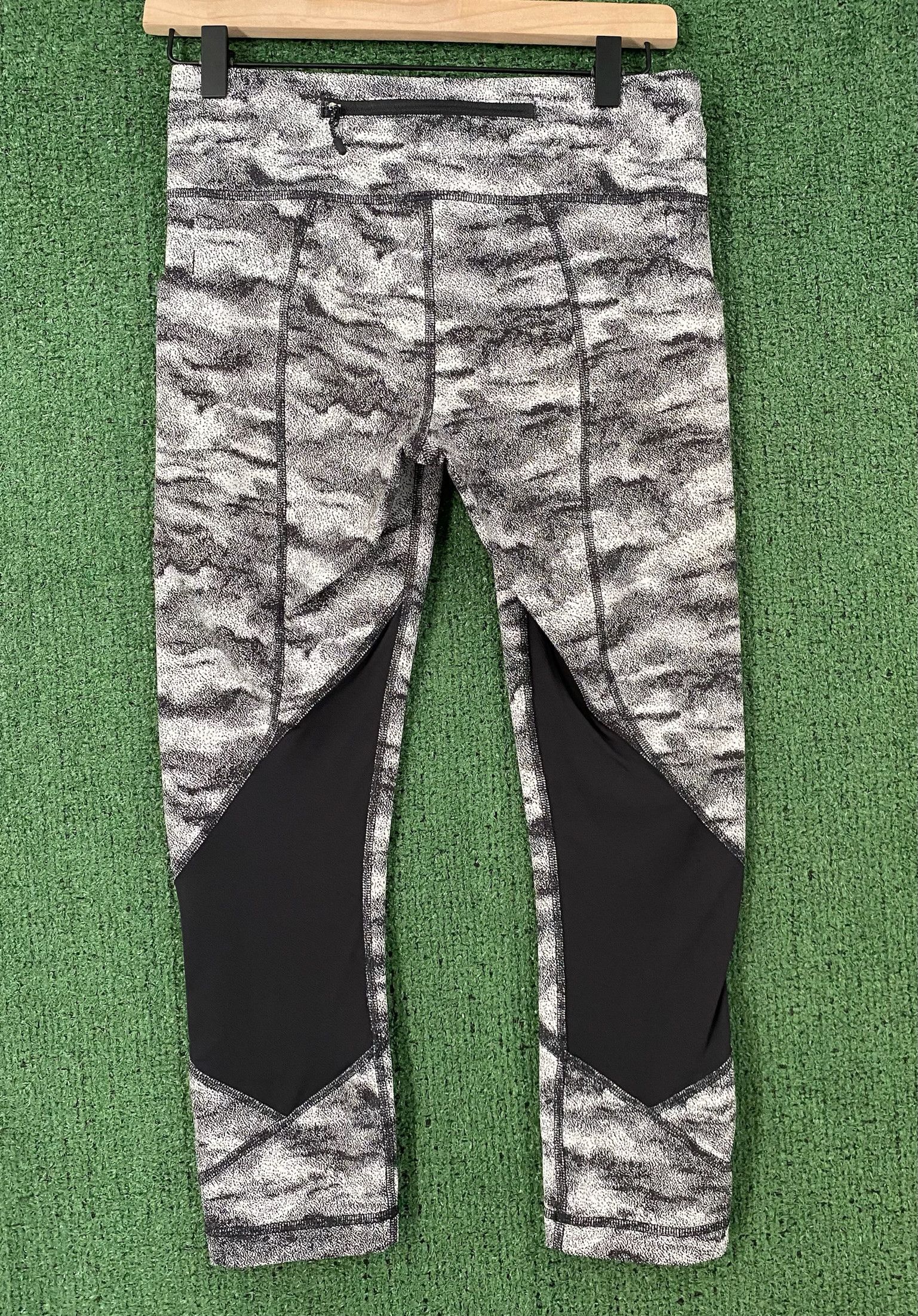 Lululemon Lululemon Pace Rival Hazy Days Black & White Crop Leggings 6 Size 30" / US 8 / IT 44 - 4 Thumbnail