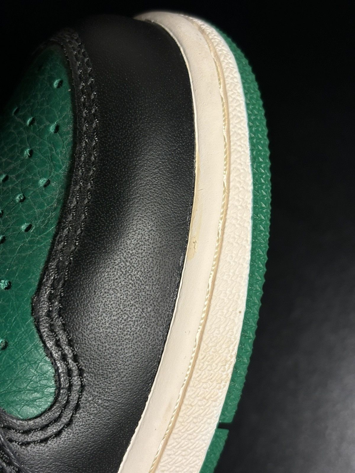 Jordan Brand Air Jordan 1 Retro High OG Pine Green ‘18 (1.0) Size US 9 / EU 42 - 12 Thumbnail