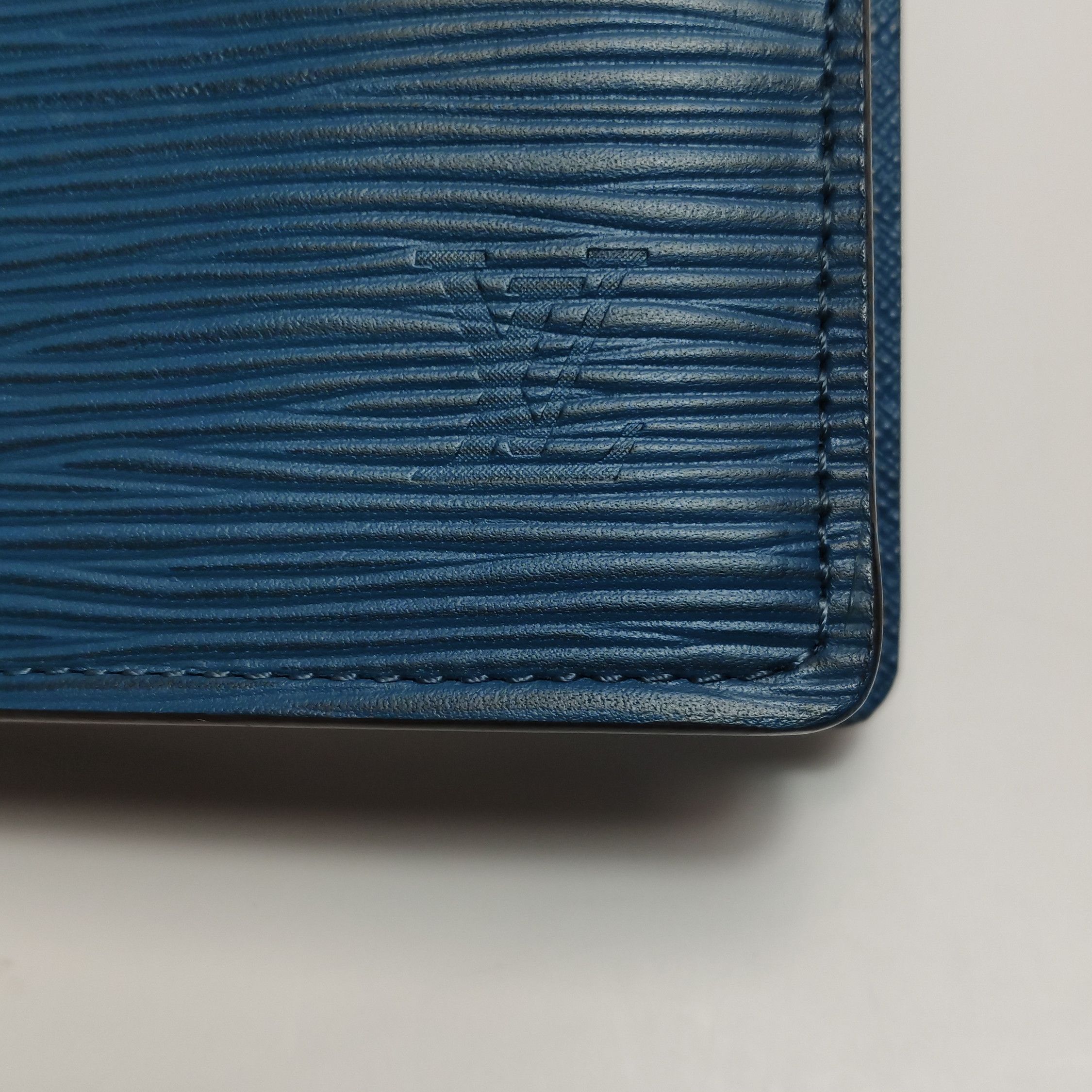 Louis Vuitton Louis Vuitton (LV) Brazza solid color water ripple fold wal Size ONE SIZE - 4 Thumbnail