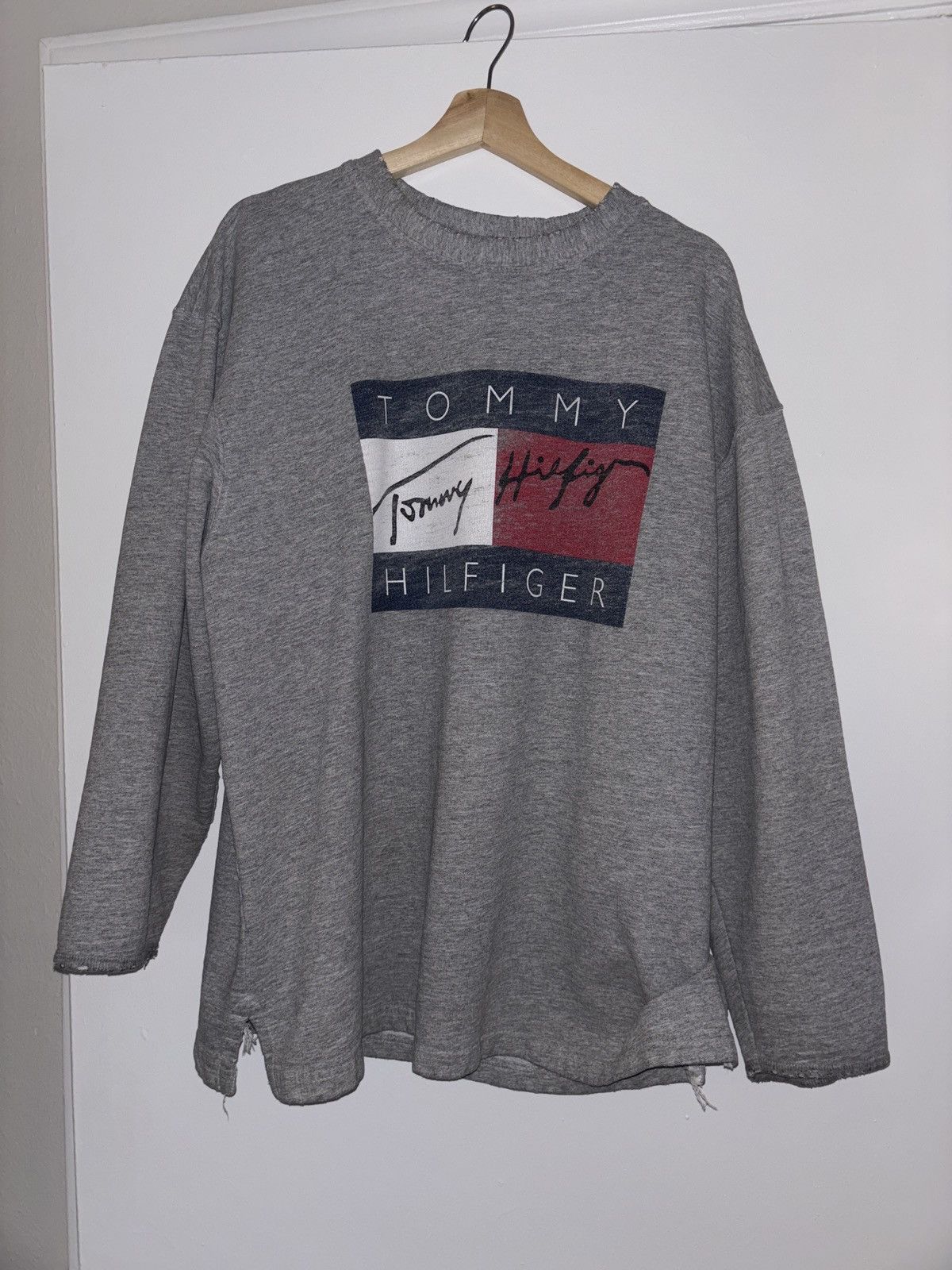 Tommy Hilfiger × Vintage Vintage Tommy Hilfiger Grey Sweater Size US L / EU 52-54 / 3 - 1 Thumbnail