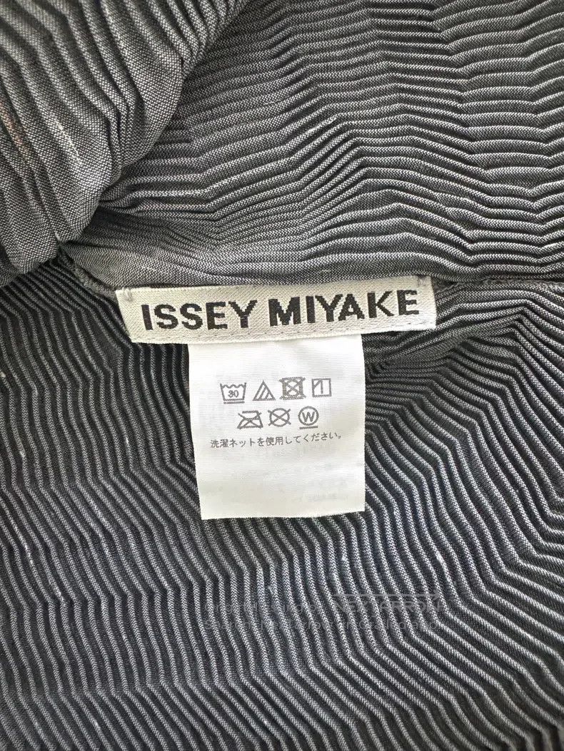 Issey Miyake Issey Miyake Grey Short-Sleeve T-Shirt Size S / US 4 / IT 40 - 2 Thumbnail