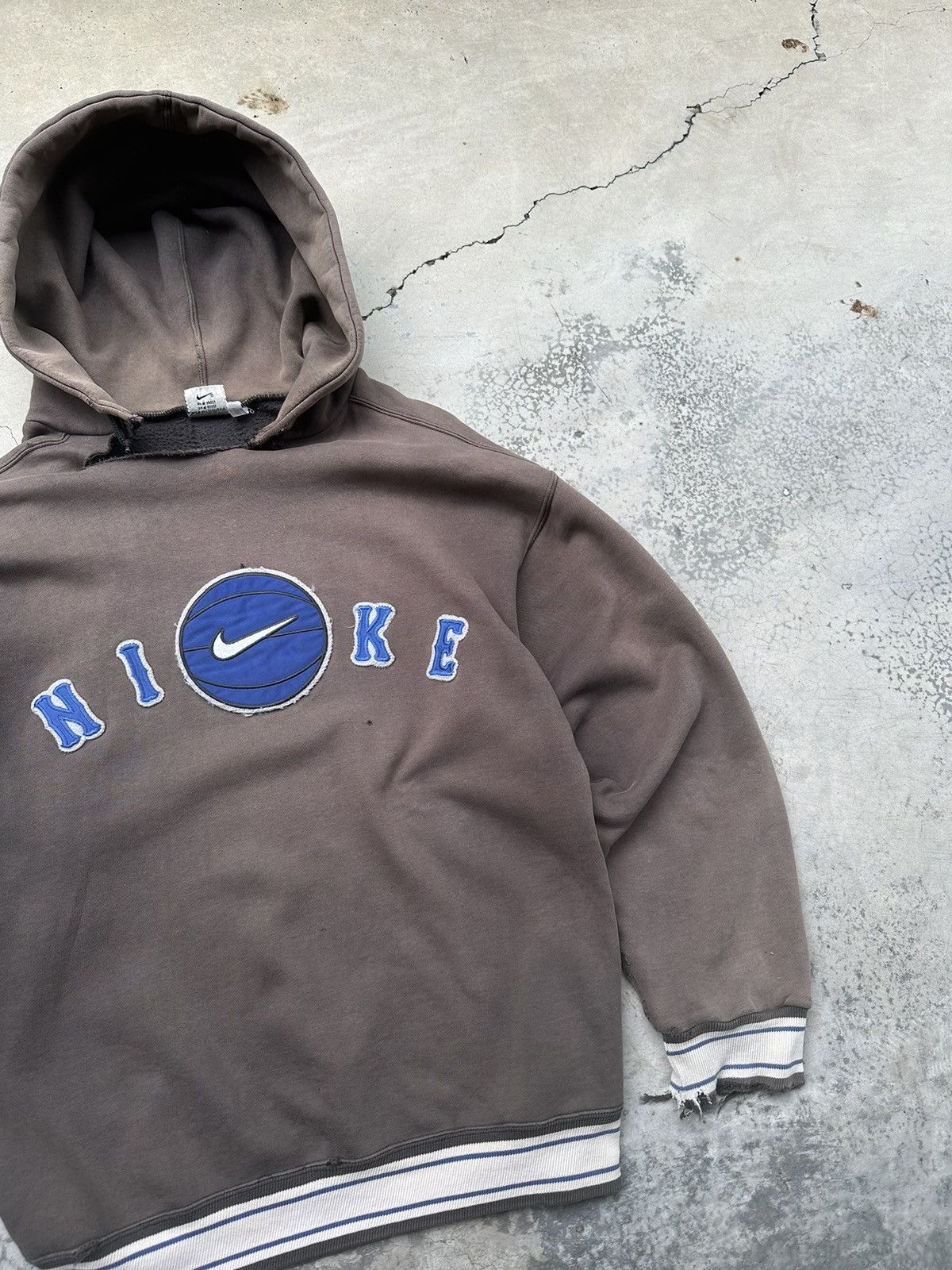 Nike Vintage THRASHED NIKE Center Logo Grunge Baggy Hoodie Size US L / EU 52-54 / 3 - 5 Thumbnail