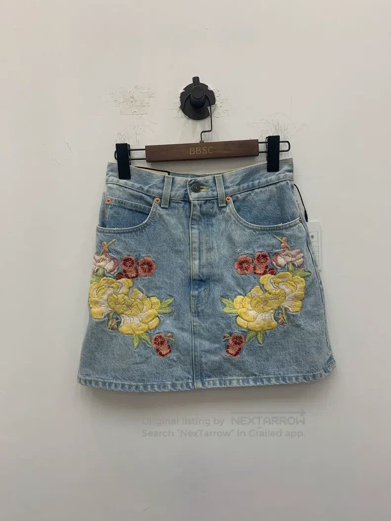 Gucci Gucci Embroidered denim skirt Size 25" / US 0 / IT 36 - 1 Thumbnail