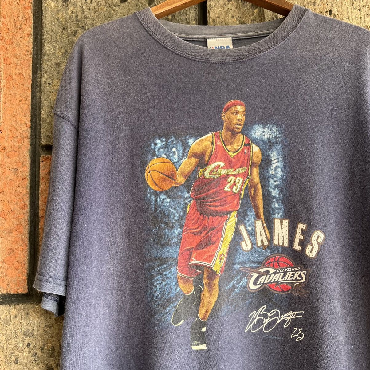 NBA VTG ‘00s Lebron James Cleveland Cavalier Rookie Tee Shirt Size US XL / EU 56 / 4 - 2 Thumbnail