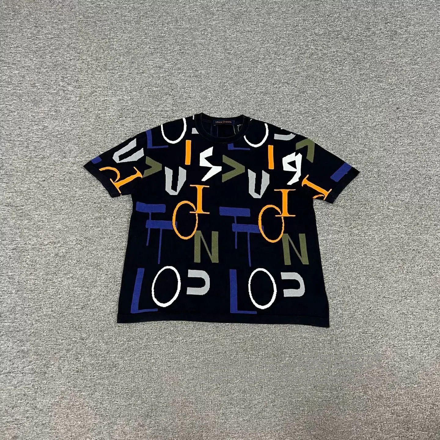 louis vuitton logo knit short sleeve shirt.