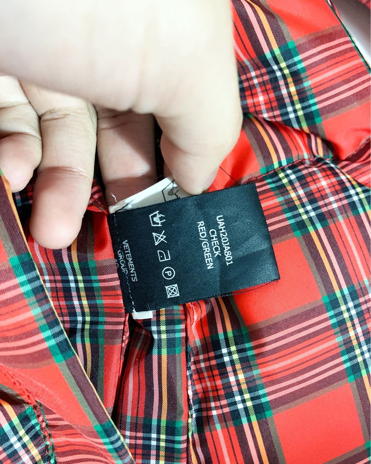 Vetements Vetements fw19 check reversible puffer jacket in red Size US L / EU 52-54 / 3 - 4 Thumbnail