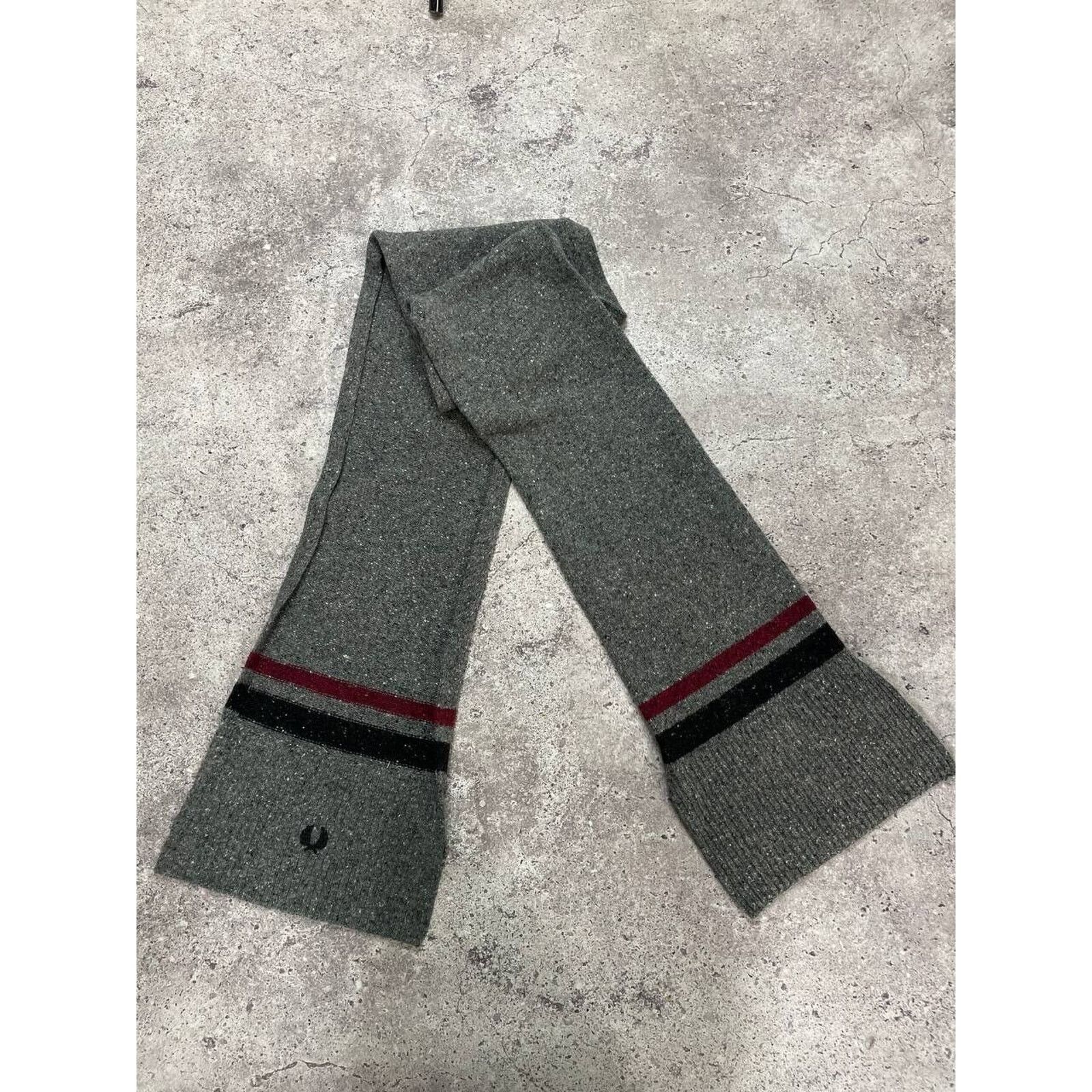 Fred Perry Fred Perry Wool Scarf Gray Ribbed Knit Logo Patch Winter Size ONE SIZE - 4 Thumbnail