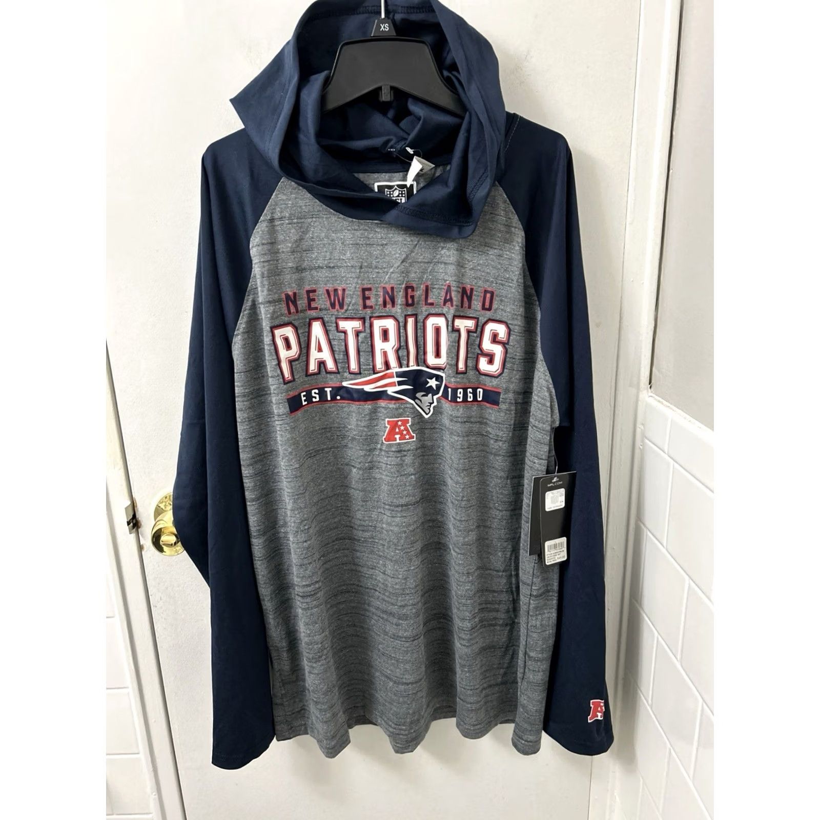 NFL VINTAGE NFL Team Apparel Hooded Shirt Mens L Blue New England Patriots Hoodie L/S NWT Size US L / EU 52-54 / 3 - 2 Thumbnail