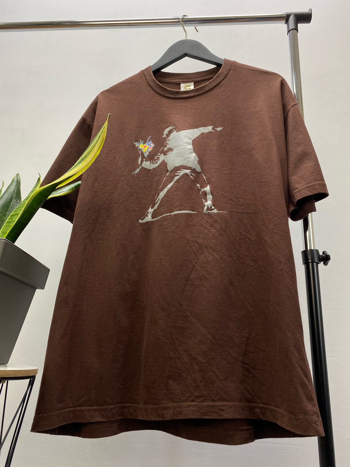 Arts & Science × Vintage Vintage Y2k 00s Banksy Street Art Flower Boy Tee Size US XL / EU 56 / 4 - 4 Thumbnail
