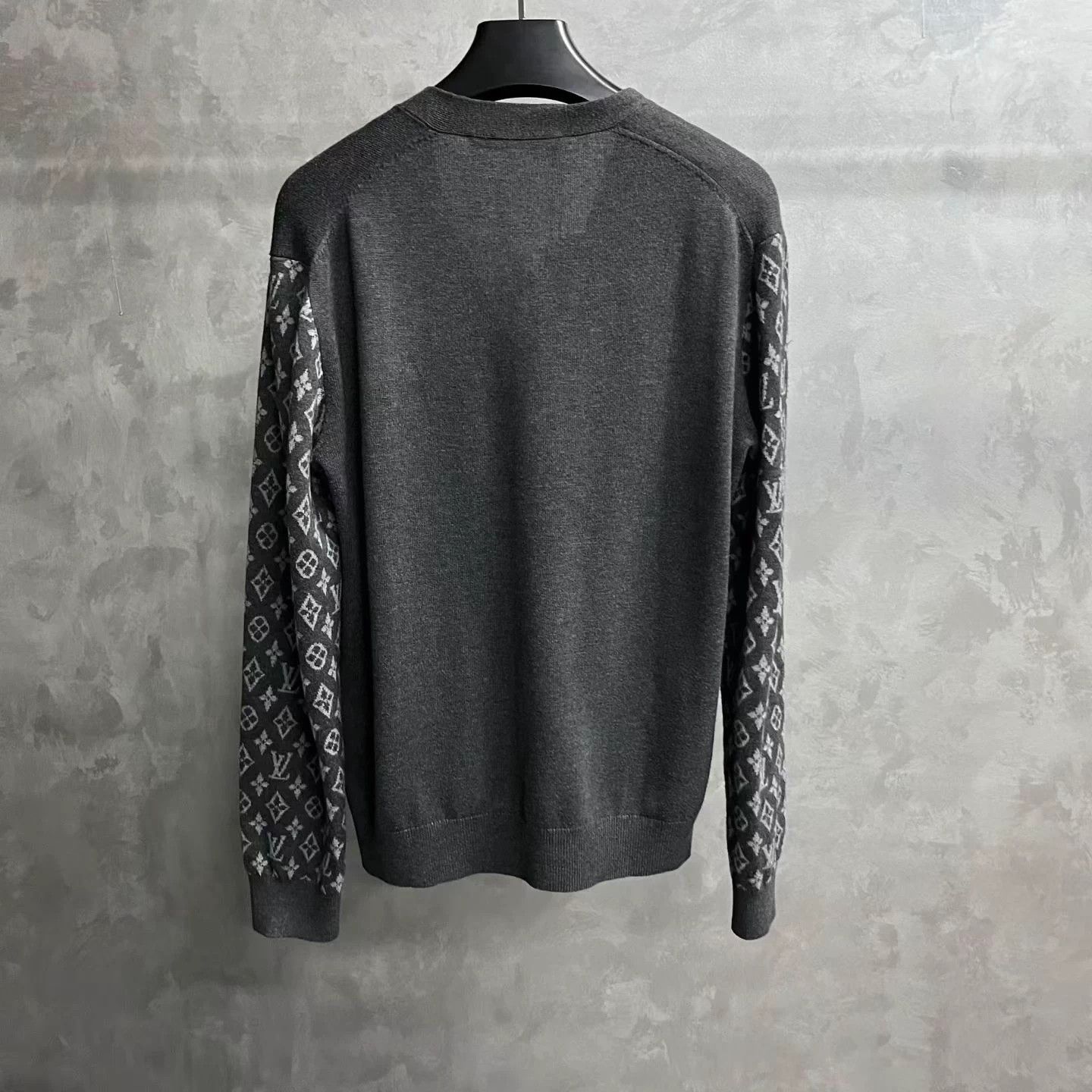 Louis Vuitton Louis Vuitton Grey Logo Patch V-Neck Knit Sweater M Size US M / EU 48-50 / 2 - 2 Thumbnail