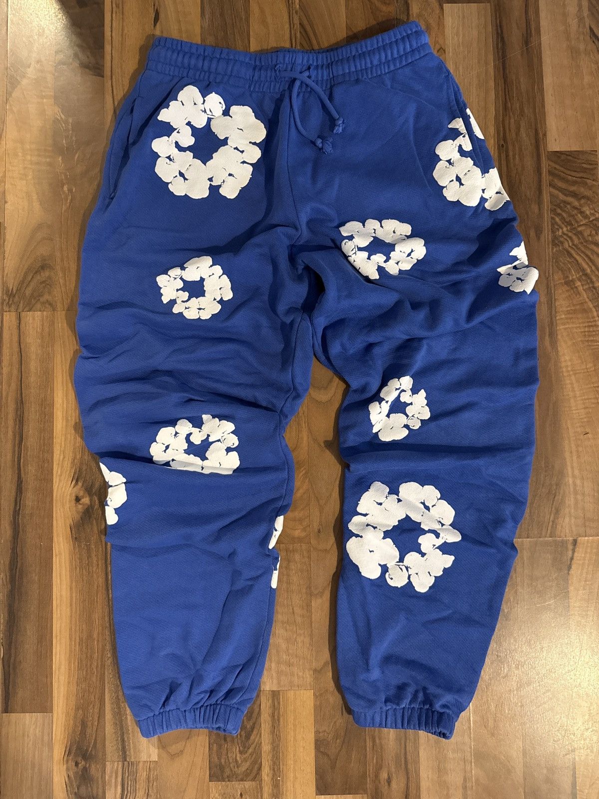 DENIM TEARS Denim Tears Blue Cotton Wreath Sweatpants Size US 32 / EU 48 - 1 Thumbnail
