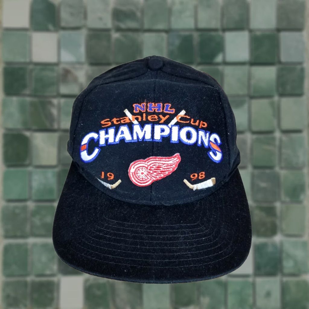 Vintage VINTAGE 1998 DETROIT RED WINGS STANLEY CUPS CHAMPIONS NHL HOCKEY SNAPBACK HAT Men One Size Black Snapback Hat Size ONE SIZE - 1 Thumbnail