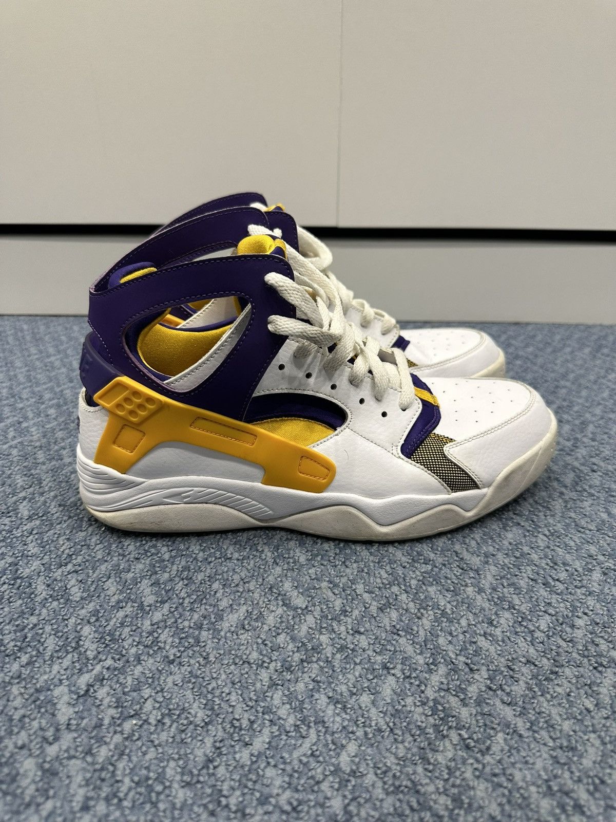 Nike NIKE AIR FLIGHT HUARACHE ‘OG’ Size US 10.5 / EU 43-44 - 4 Thumbnail