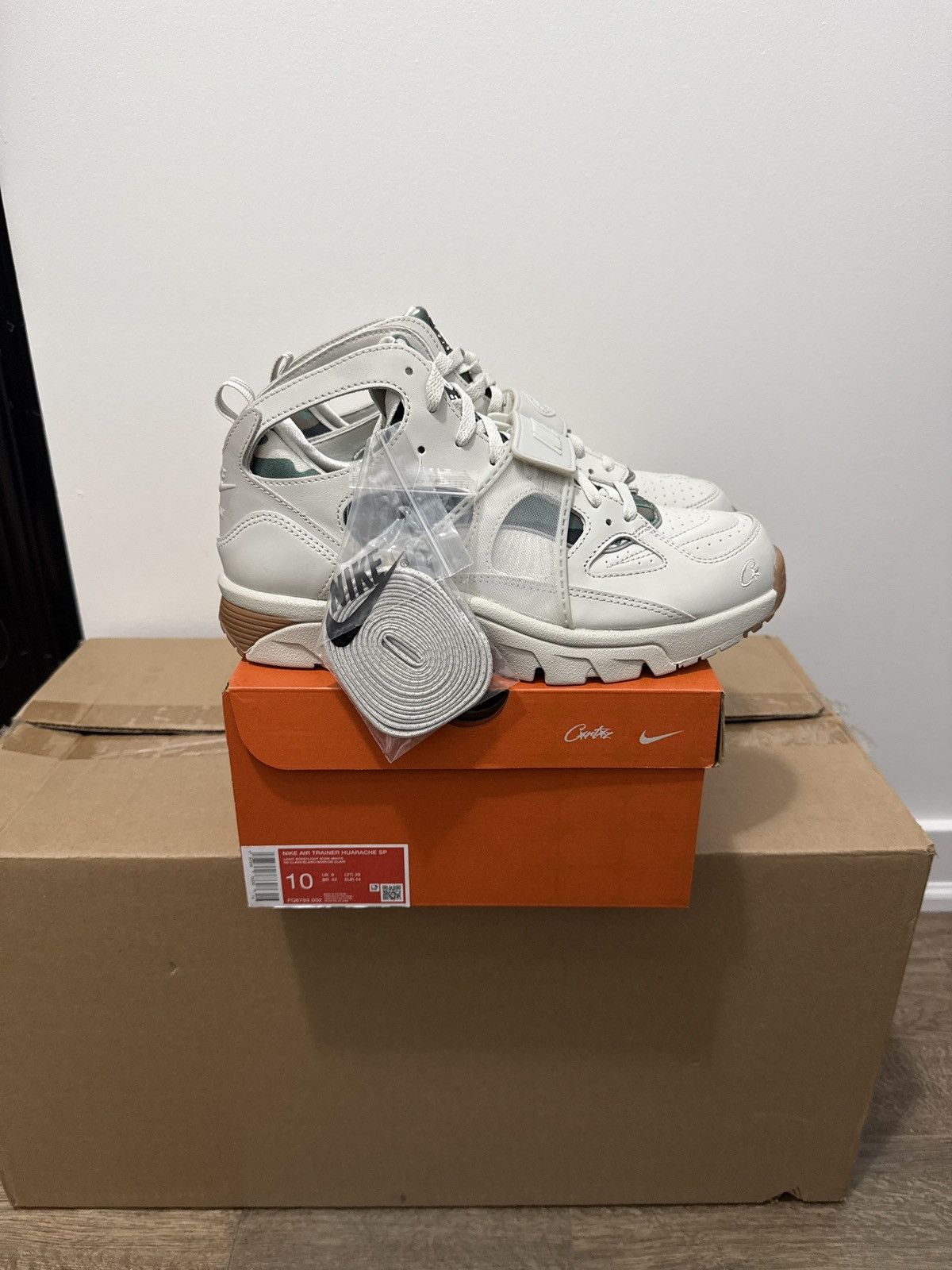 Nike Nike x Corteiz Air Trainer Huarache SP Light Bone Size US 10 / EU 43 - 5 Thumbnail