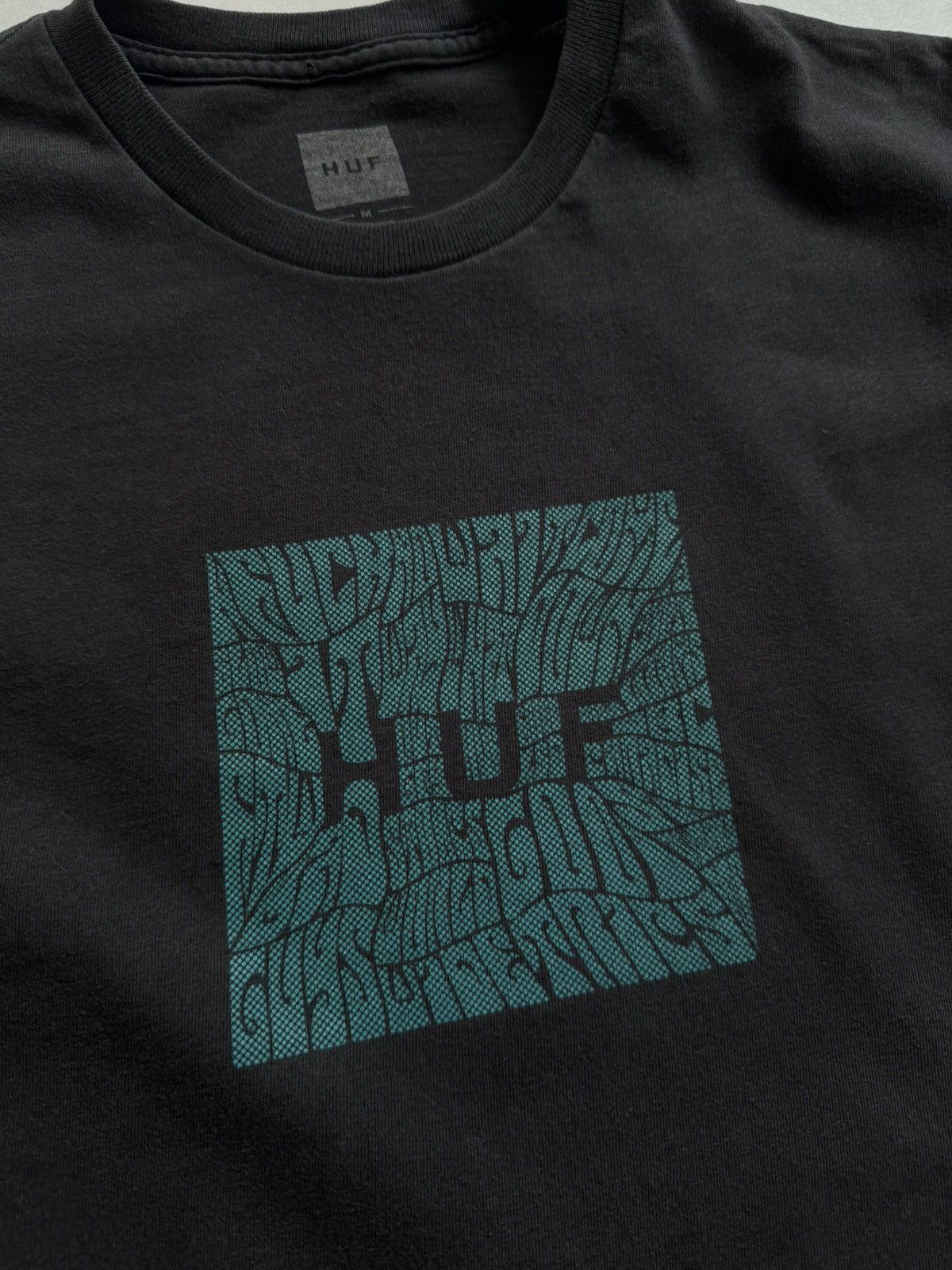 Huf Huf vintage centre logo tee 00s Size US M / EU 48-50 / 2 - 2 Thumbnail