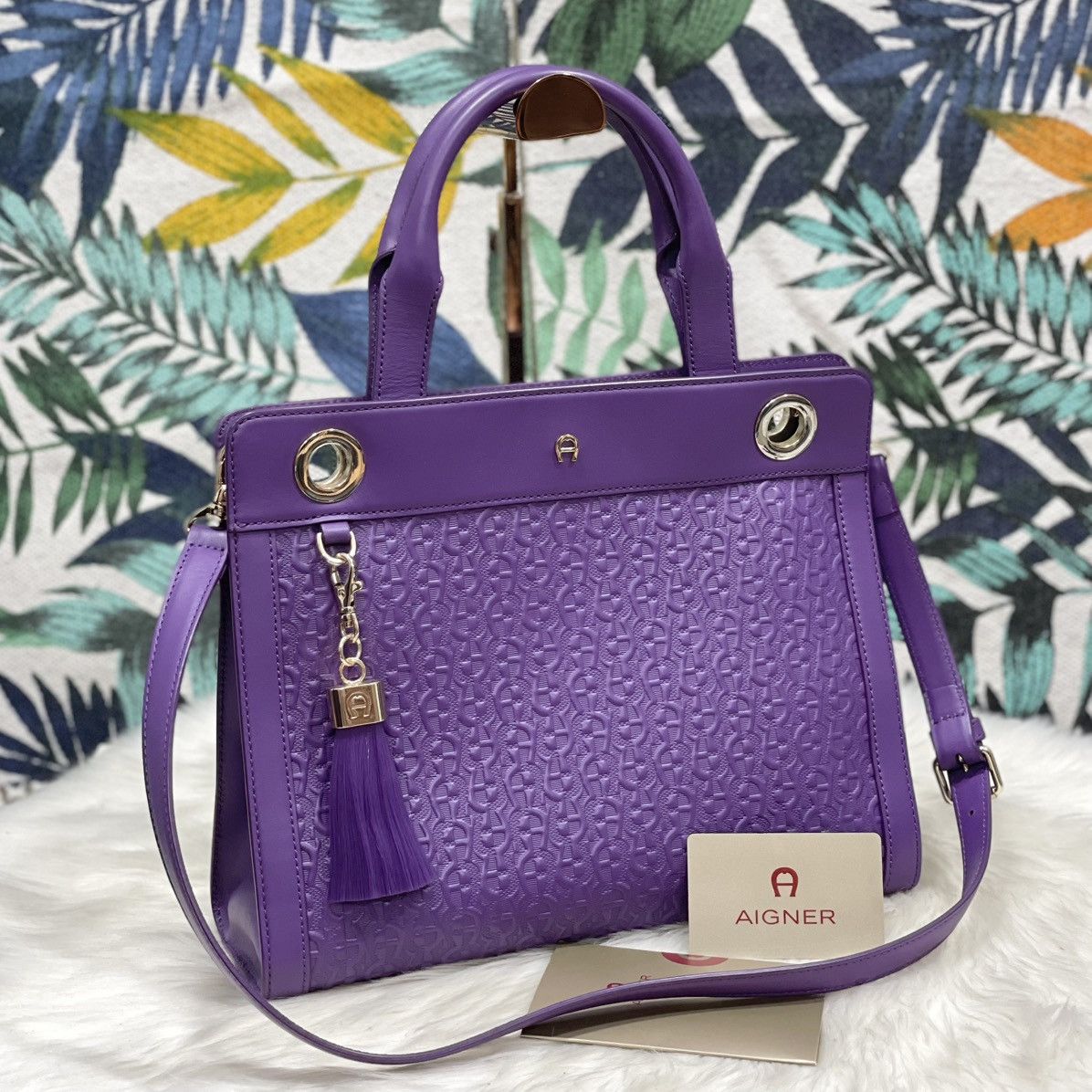 Aigner Authentic AIGNER Embossed Leather Handbag/ Shoulder Bag Size ONE SIZE - 1 Thumbnail