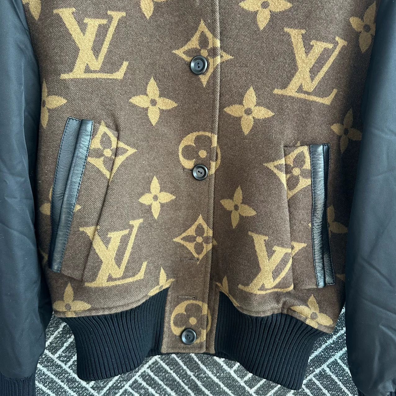 Louis Vuitton LV big logo colorblock wool leather bomber 34 Size XS / US 0-2 / IT 36-38 - 3 Thumbnail