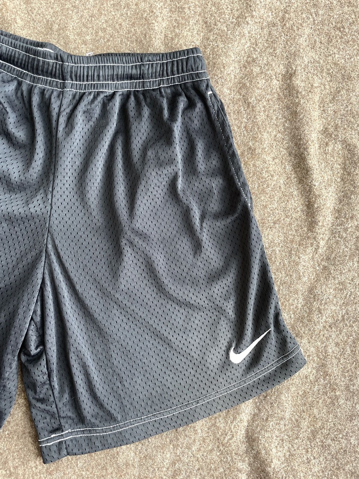 Nike Vintage Nike Basketball Shorts Size US 32 / EU 48 - 2 Thumbnail
