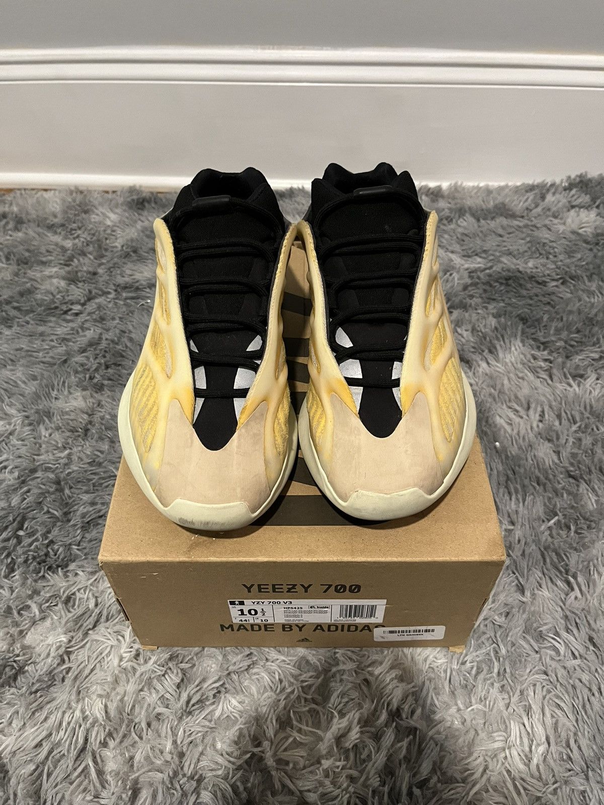 YEEZY 700 V3 Mono Safflower