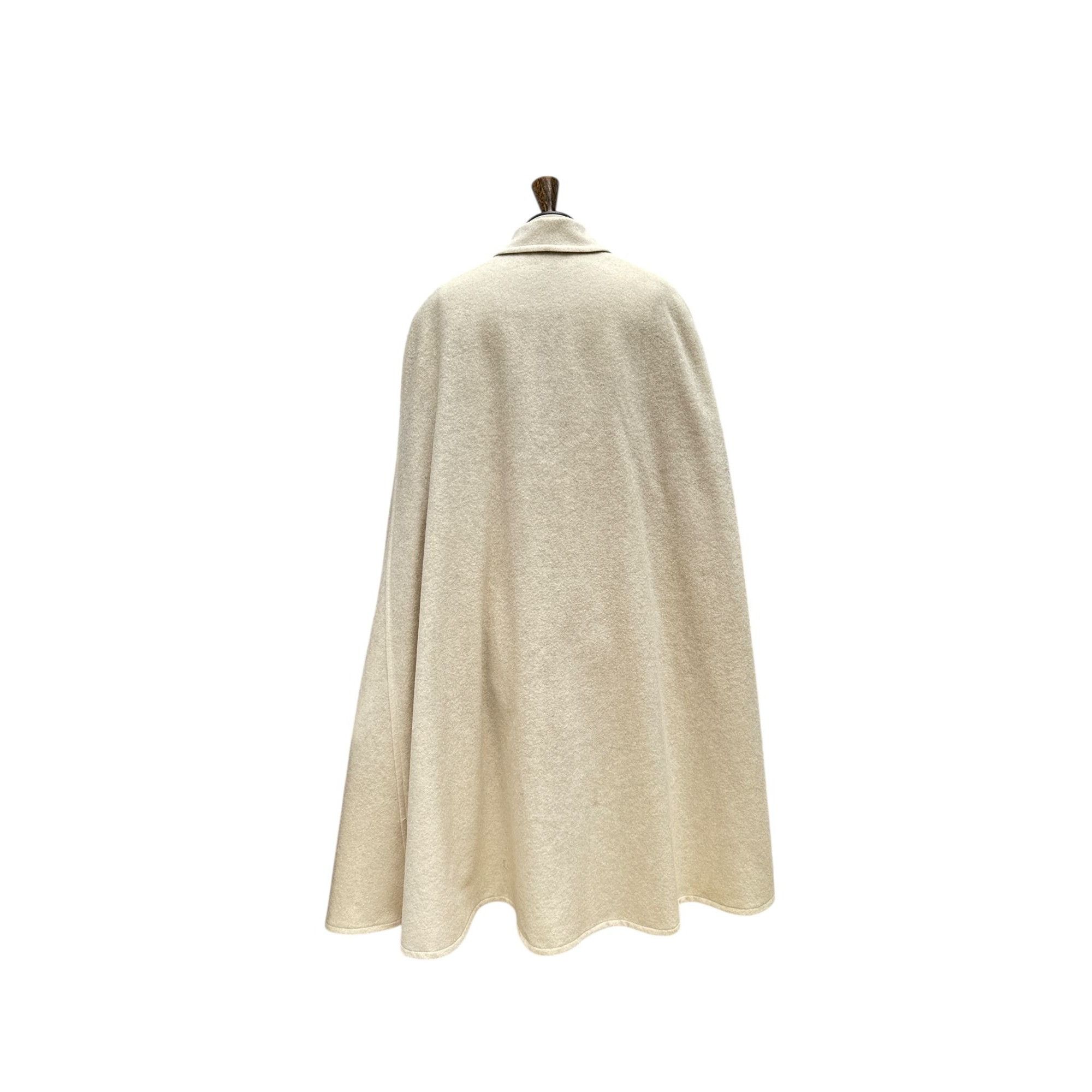 Yves Saint Laurent 1970s Ecru Wool Cape Size M / US 6-8 / IT 42-44 - 3 Thumbnail