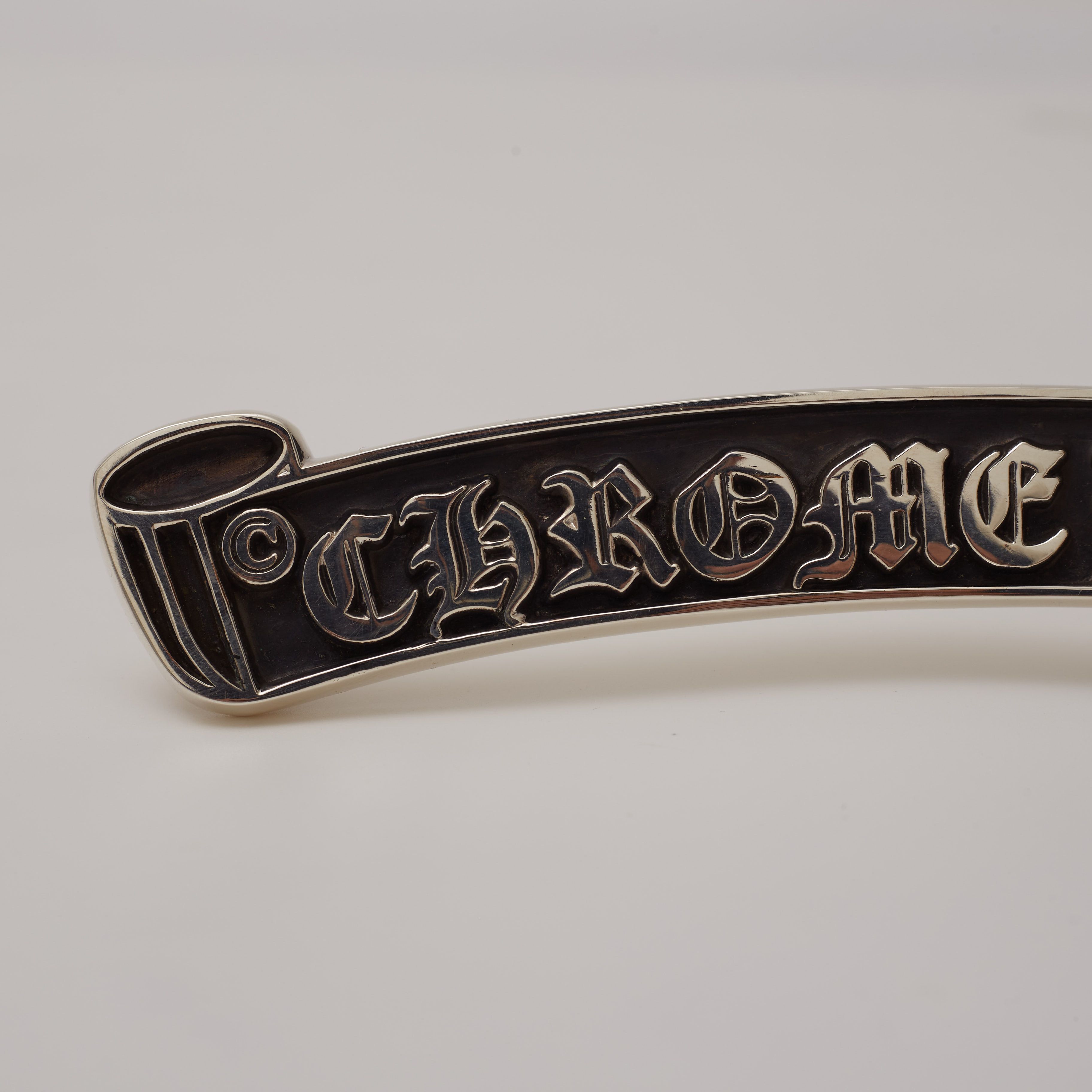 CHROME HEARTS LOGO PLAQUE IN SILVER ANTIQUE METAL