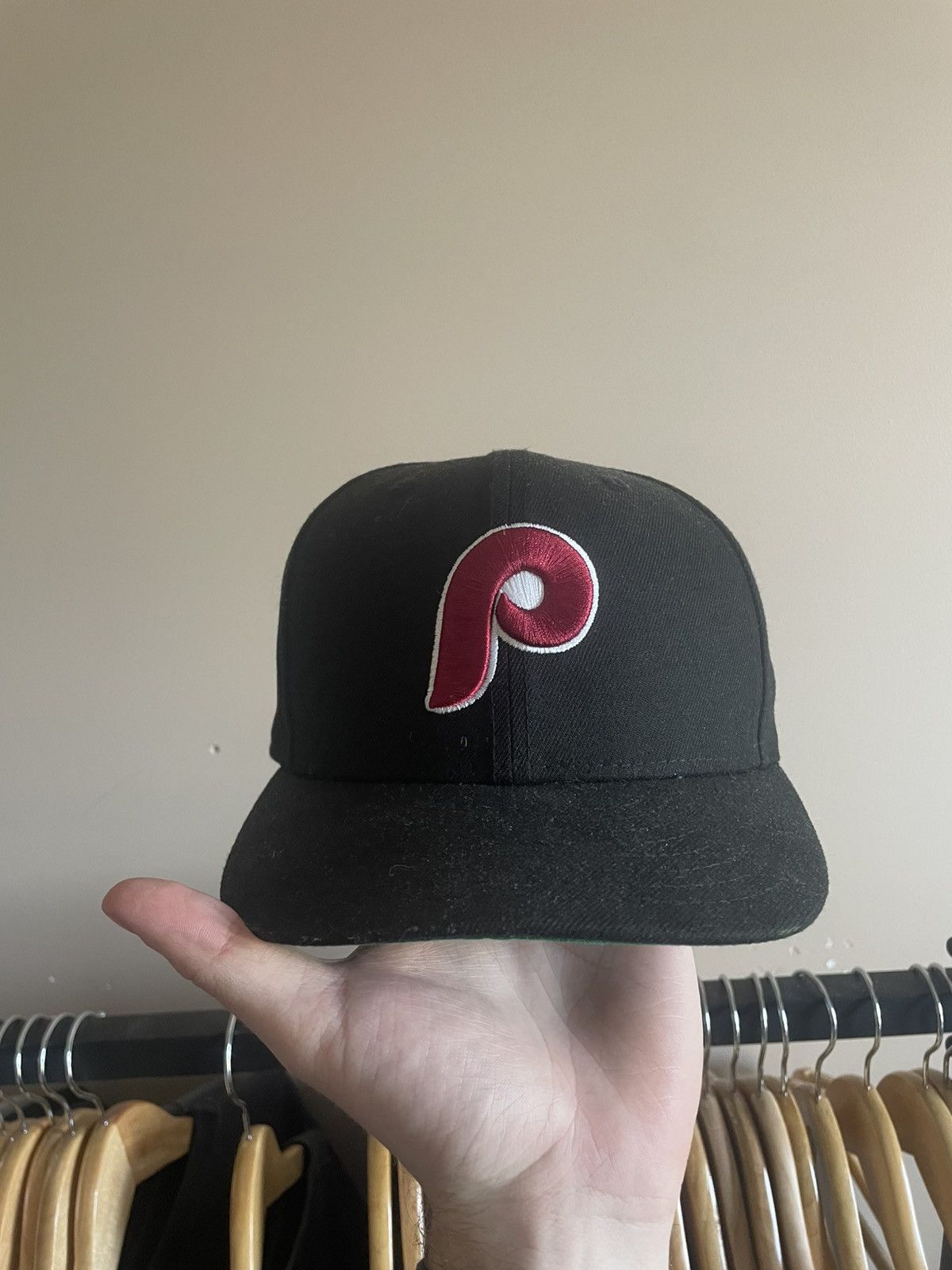 New Era Philadelphia Phillies Black Retro Fitted Brim Hat Size ONE SIZE - 1 Thumbnail