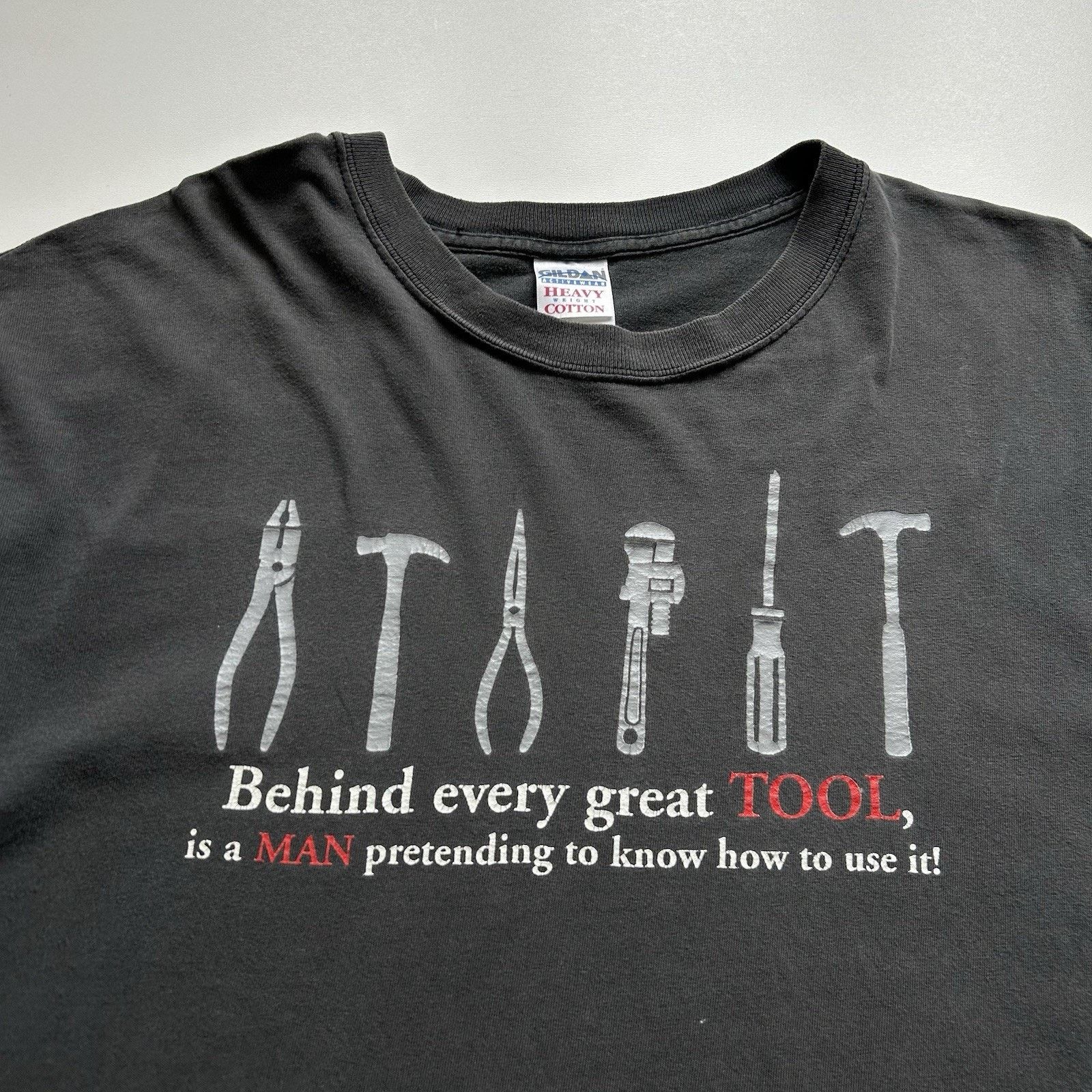 Gildan Vintage Funny Shirt XL Y2K Behind Every Great Tool Is A Man Size US XL / EU 56 / 4 - 2 Thumbnail