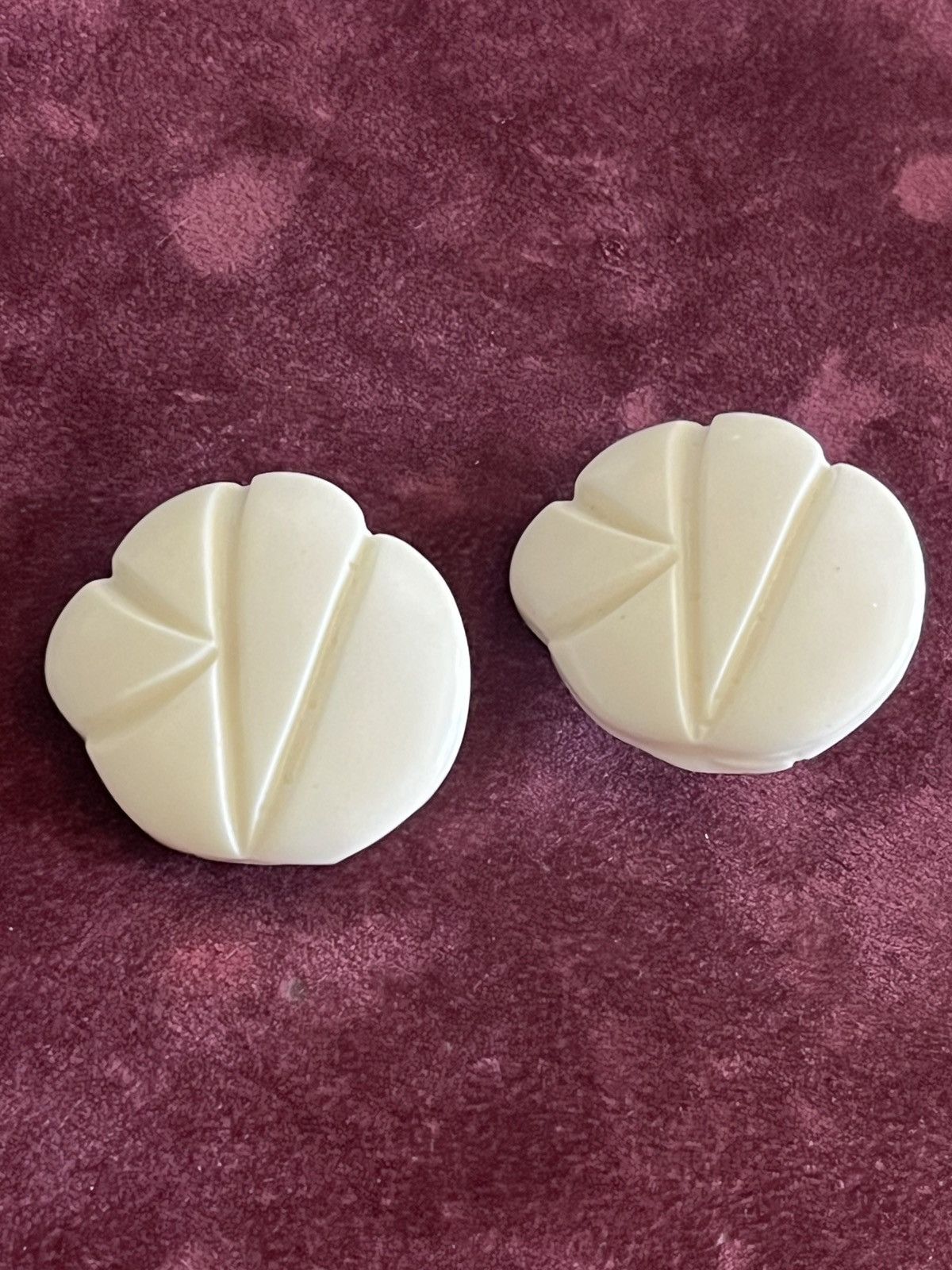 Other Vintage 1980s Cream Fan Shell Statement Clip-On Earrings Size ONE SIZE - 1 Thumbnail