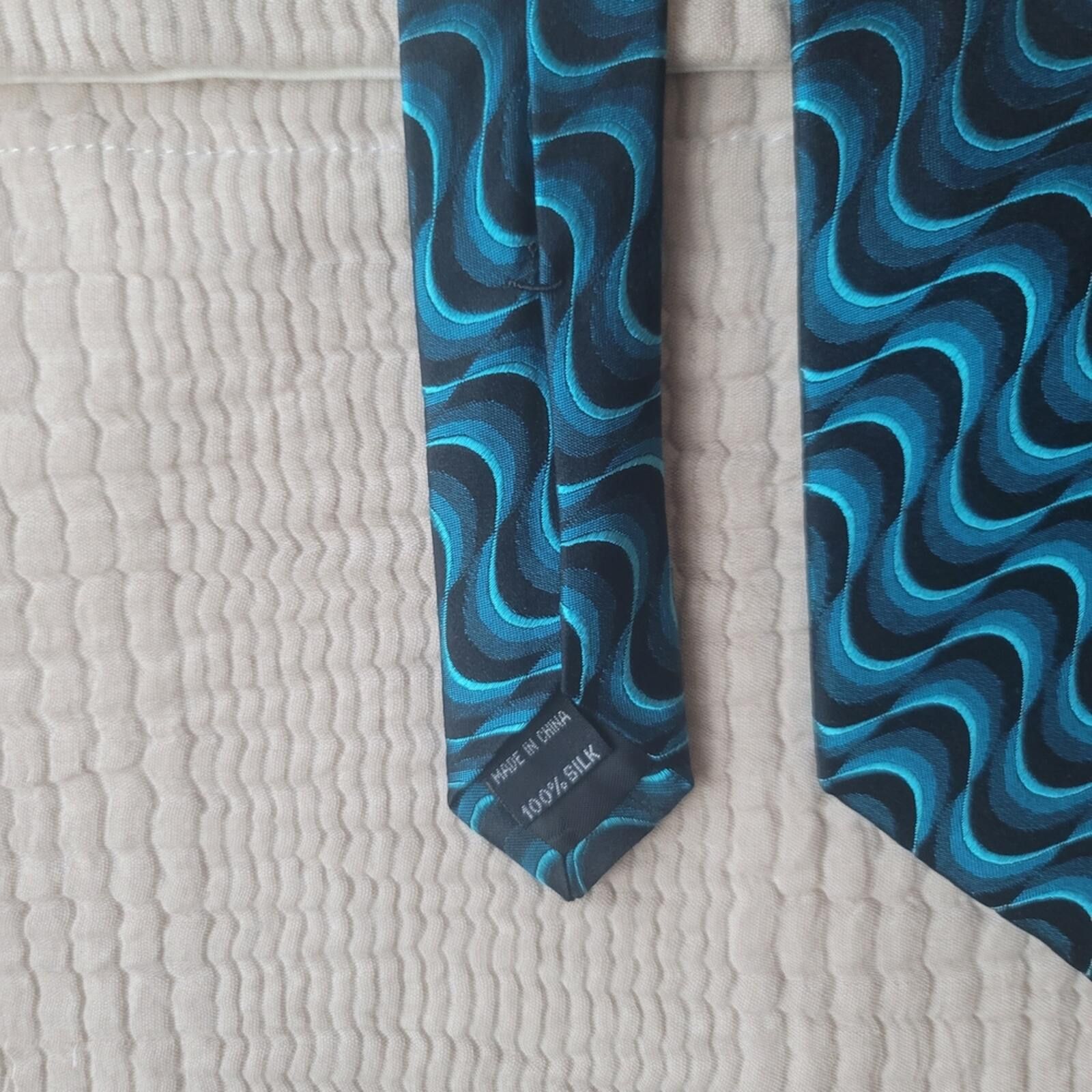 Other Blue Wave Pattern Silk Men's Tie EUC Size ONE SIZE - 2 Thumbnail