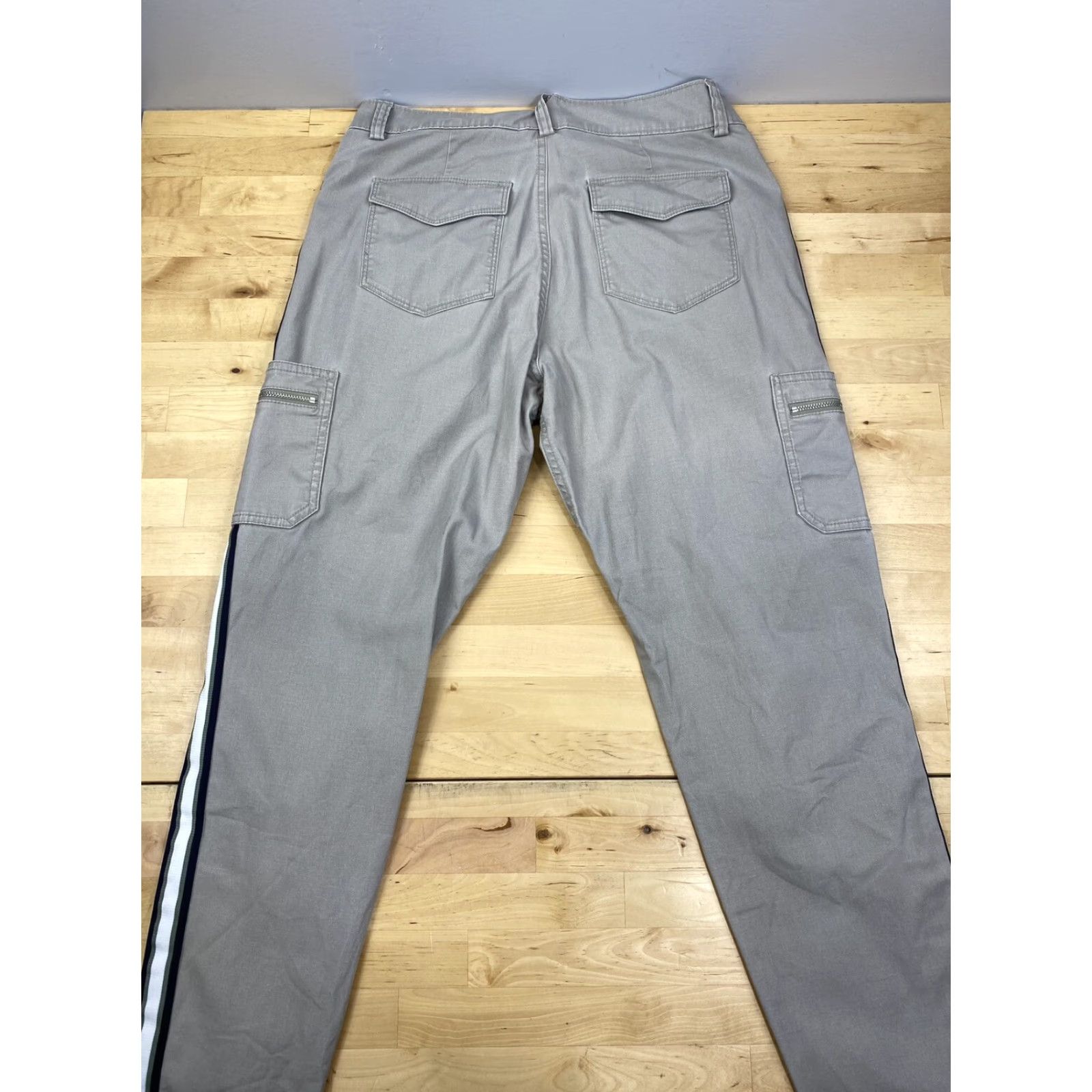 Athleta Athleta Pants Summit Cargo Beige Stripe Size 2 Casual Size 26" / US 2 / IT 38 - 3 Thumbnail