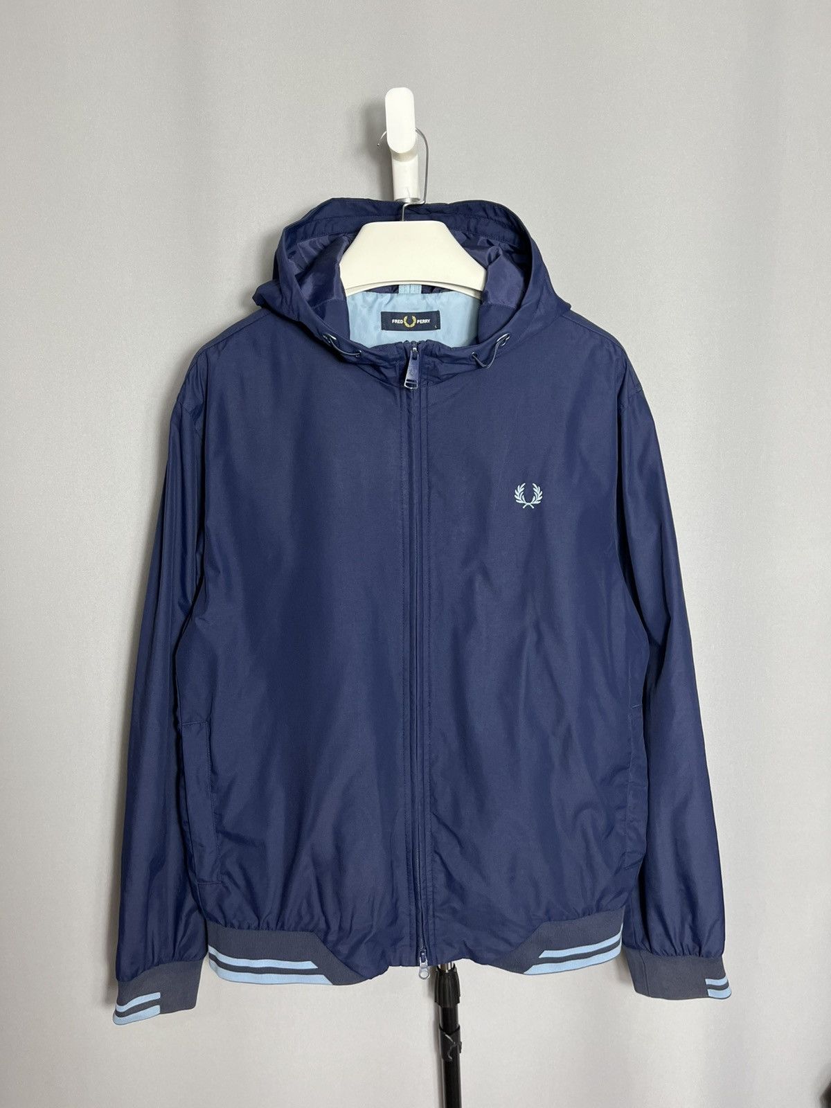 Fred Perry Fred Perry Tipped Hooded Sports Carbon Blue Jacket Mens Size US L / EU 52-54 / 3 - 1 Thumbnail