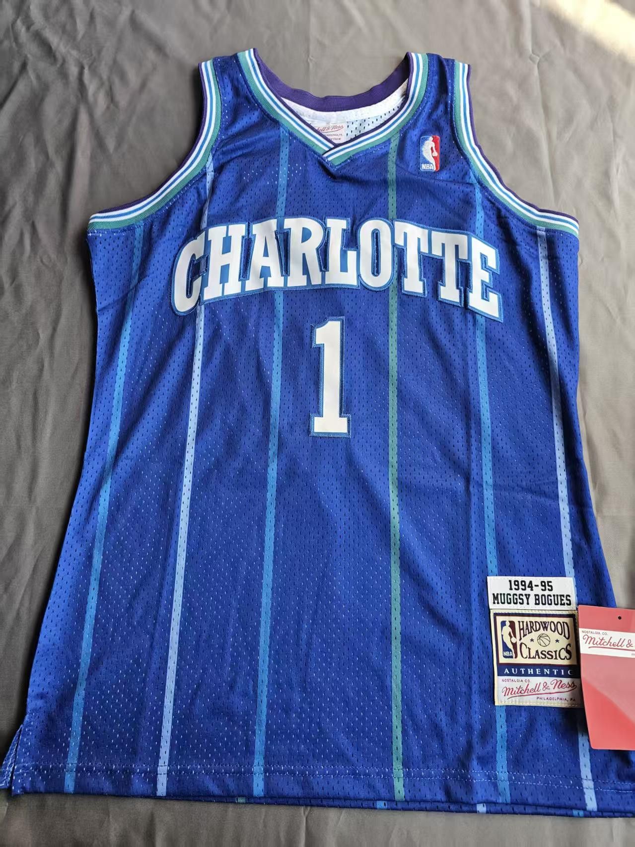NBA #1 Tyrone Bogues Jersey Hornets 1994 95 Size US L / EU 52-54 / 3 - 2 Thumbnail