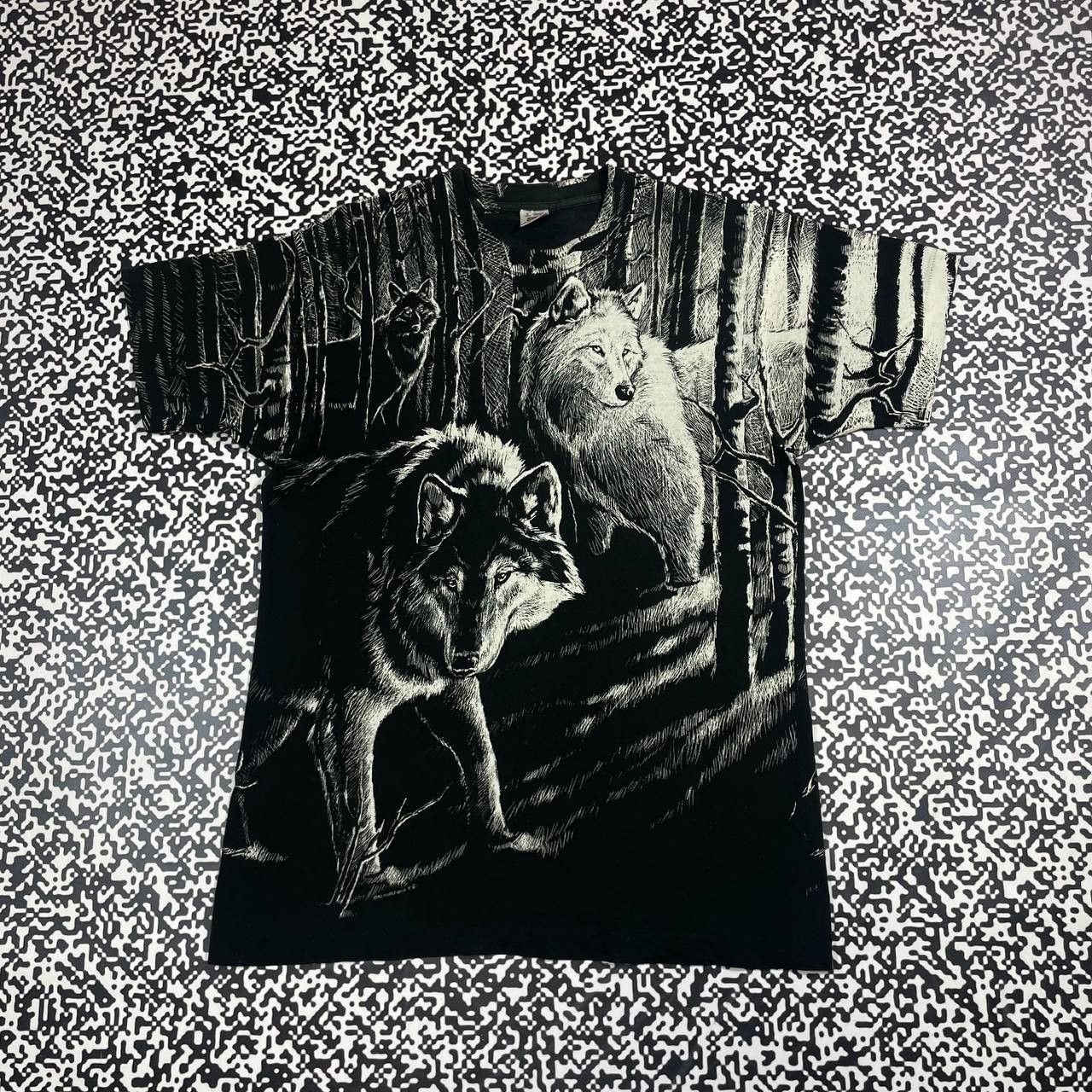 Vintage Vintage 1992 Wolf Harlequin Over Print T-shirt Faded Style Size US L / EU 52-54 / 3 - 1 Thumbnail