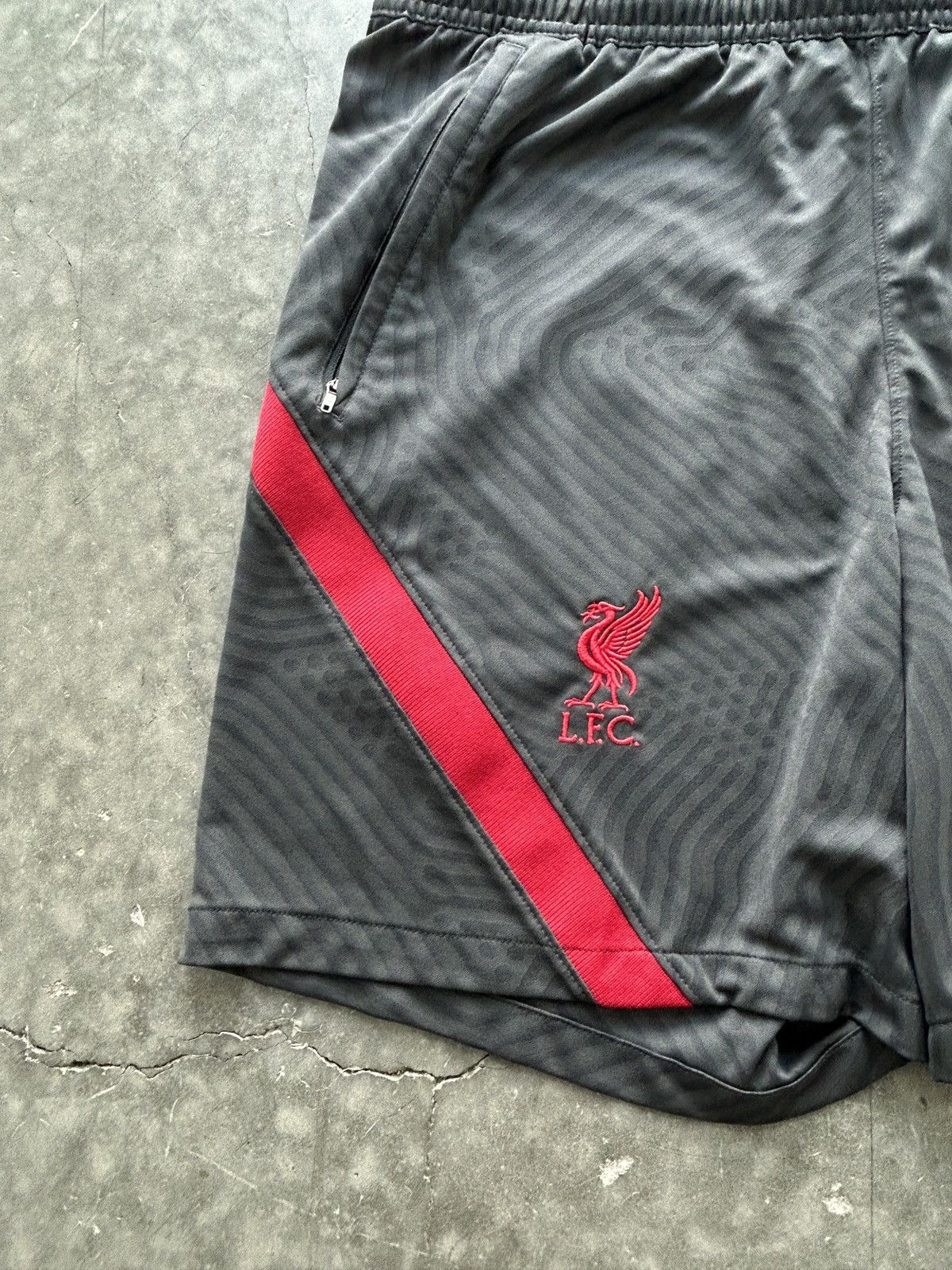 Nike 2012 Nike Liverpool FC Training Shorts Size US 34 / EU 50 - 2 Thumbnail