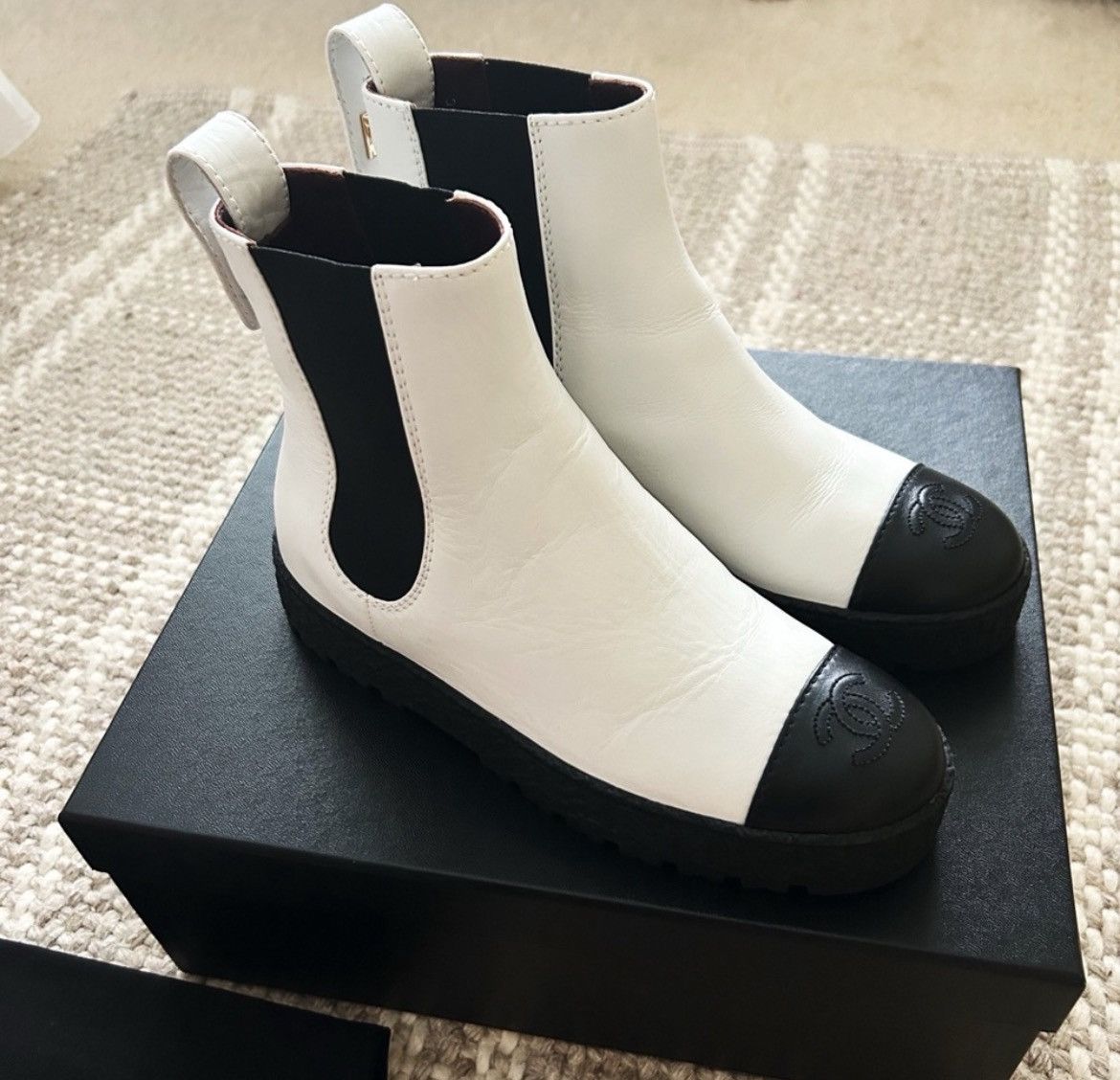 Chanel Chanel CC Turnlock White Leather Boots Size US 6 / IT 36 - 6 Thumbnail