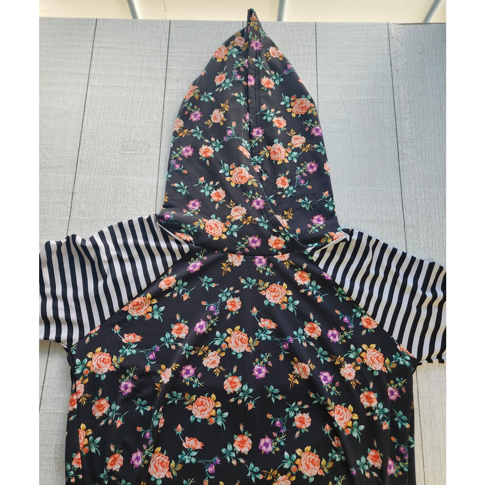 Other LuLaRoe Amber Floral Hoodie Black White Striped Sleeves Med Size M / US 6-8 / IT 42-44 - 4 Thumbnail
