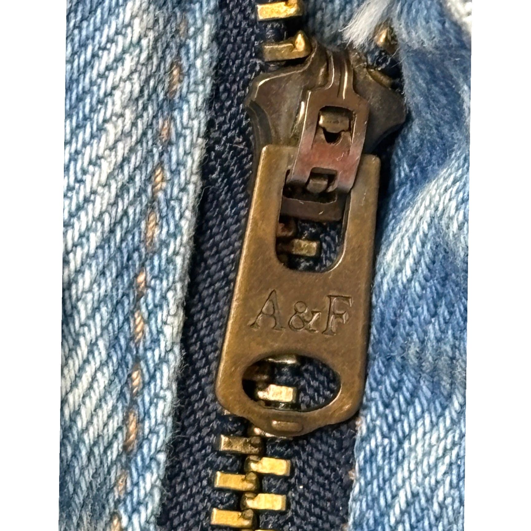 Abercrombie & Fitch NWT Abercrombie & Fitch 90s Straight Ultra High Rise Jeans Light Wash Woman 20W 32.5in Inseam Cotton Blend Denim Distressed Pockets Zip Button Logo Size 42" / US 20 - 4 Thumbnail