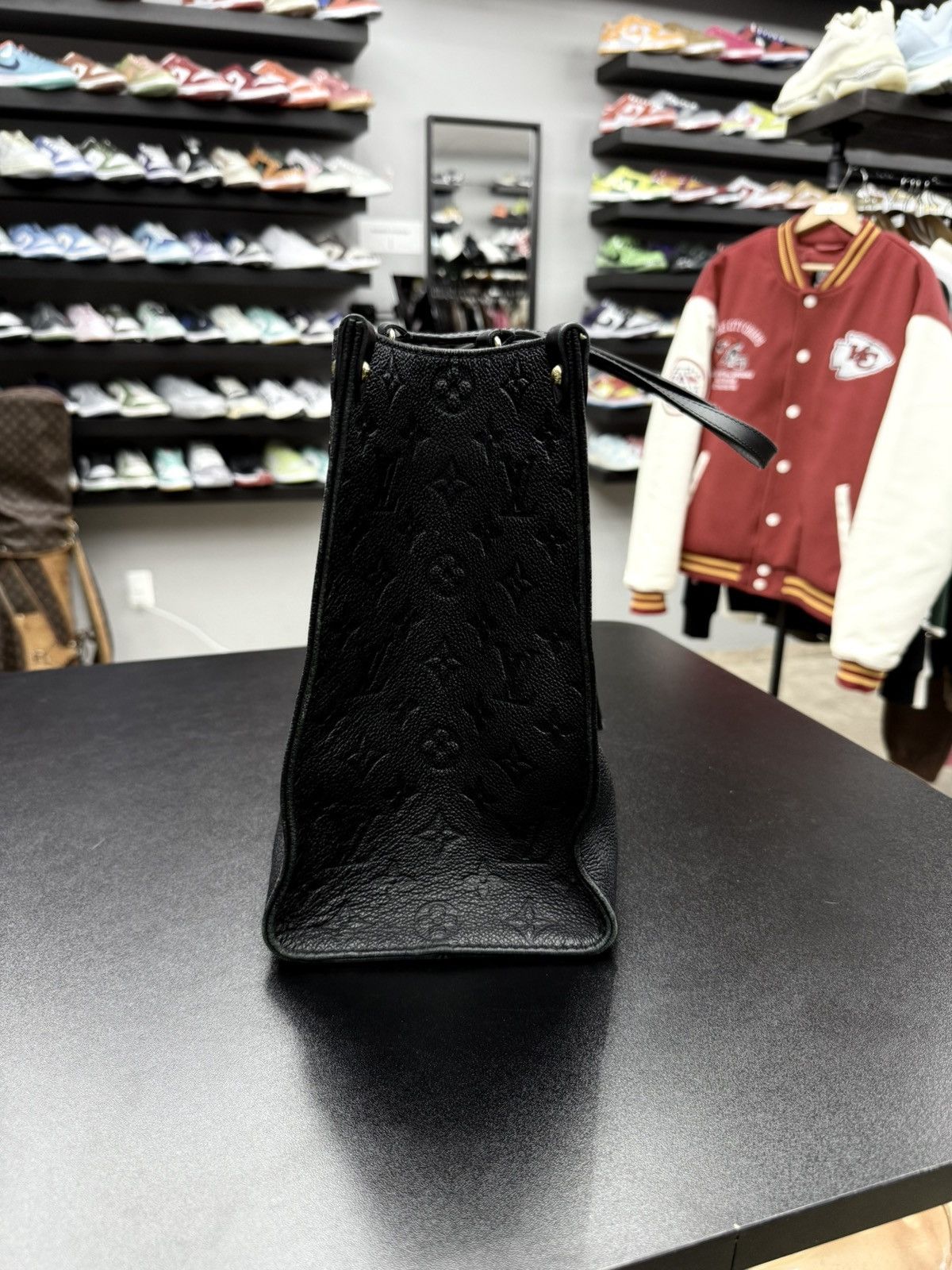 Louis Vuitton Louis Vuitton OnTheGo MM Black Leather Bag Size ONE SIZE - 4 Thumbnail