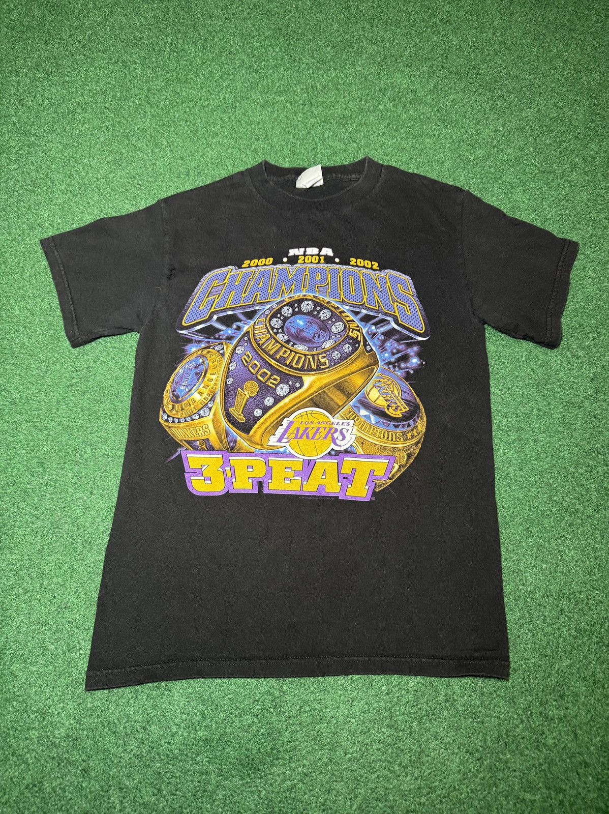 Vintage Los Angeles Lakers 3 Peat Y2K Champions S/M 18x27 T Shirt Size US M / EU 48-50 / 2 - 1 Thumbnail