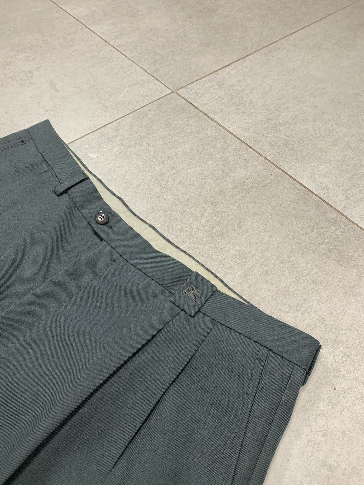 Burberry 90s Vintage Dark green Burberry pleated wide leg Trousers Size US 29 - 3 Thumbnail