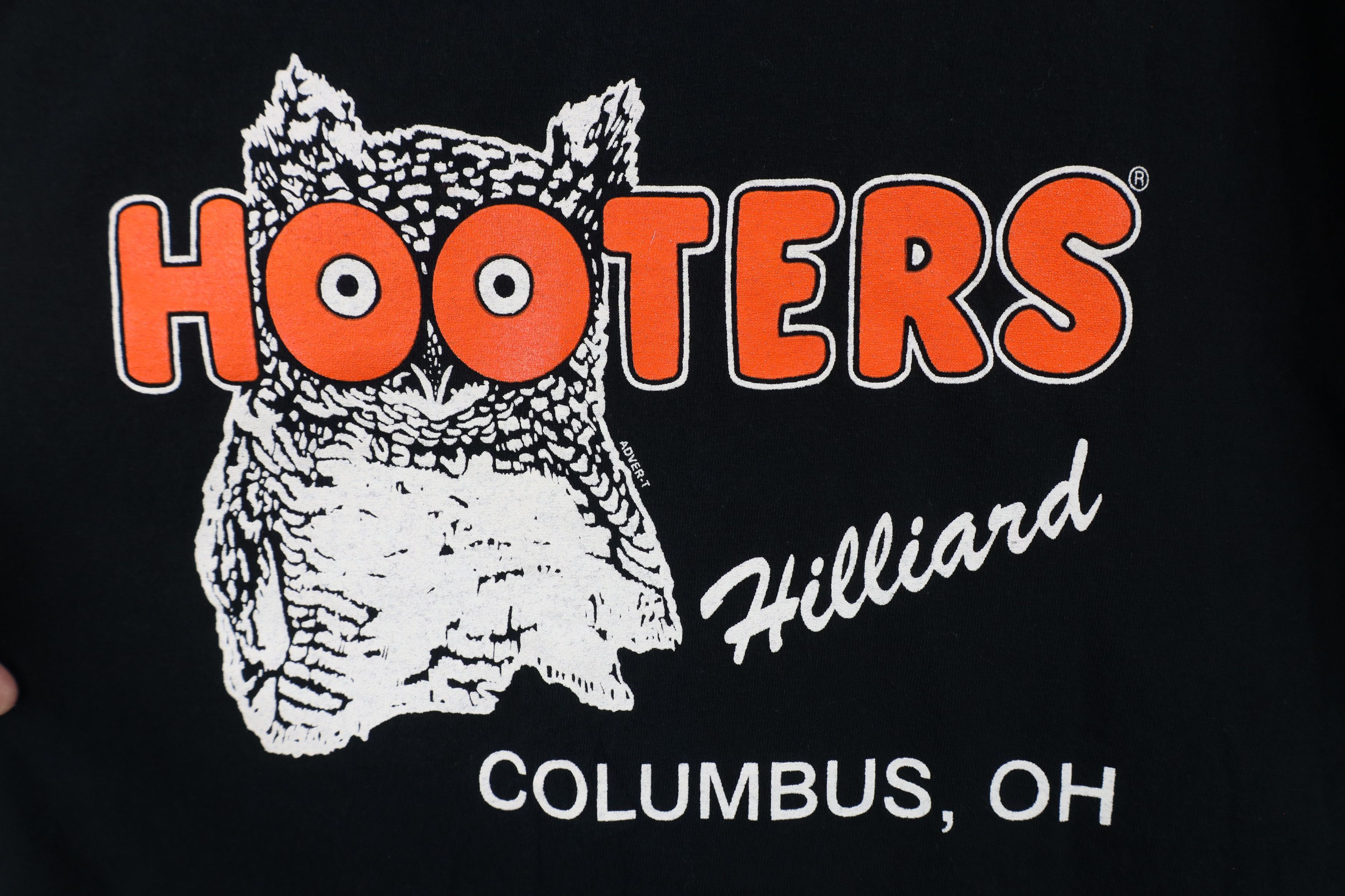 Vintage Vintage Spell Out Hooters Columbus Ohio Short Sleeve T-Shirt Size US L / EU 52-54 / 3 - 4 Thumbnail