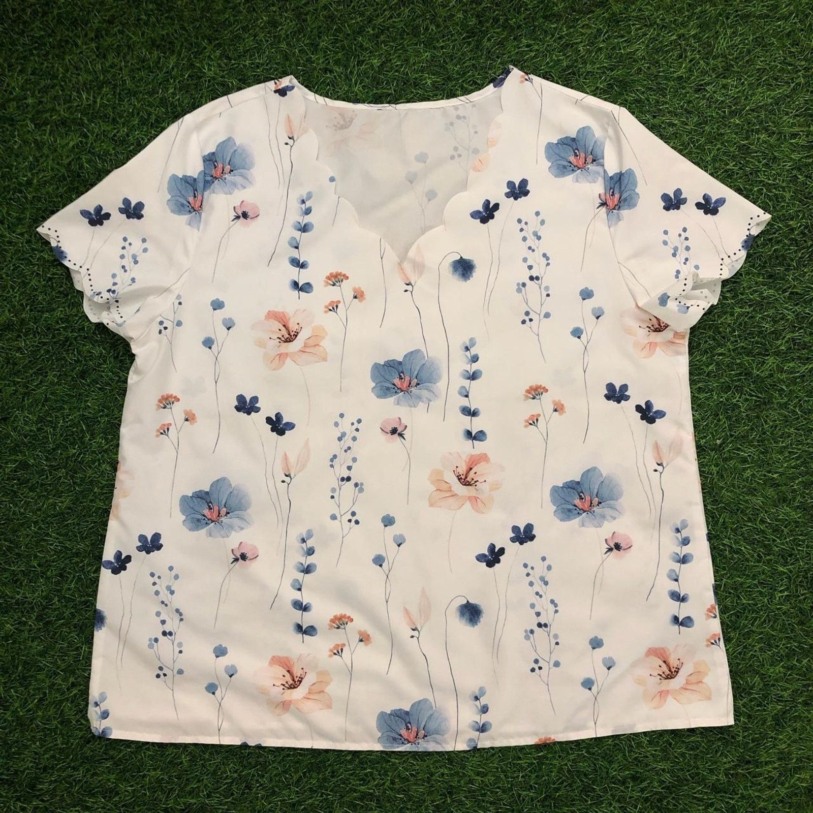 Other Women's White Scalloped Neck Floral Blouse Size L / US 10 / IT 46 - 1 Thumbnail