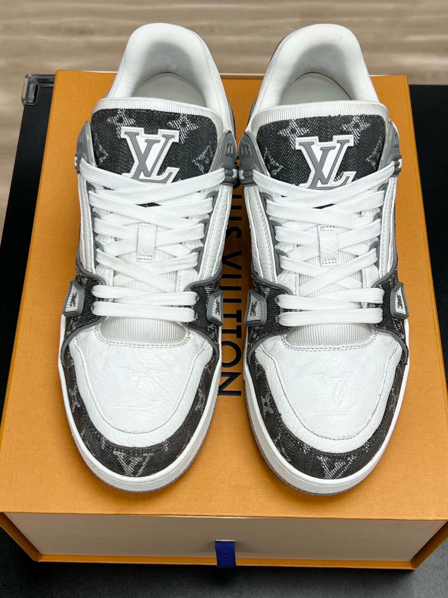 Louis Vuitton lv trainer gray and white sneakers uk7 Size US 7 / EU 40 - 3 Thumbnail