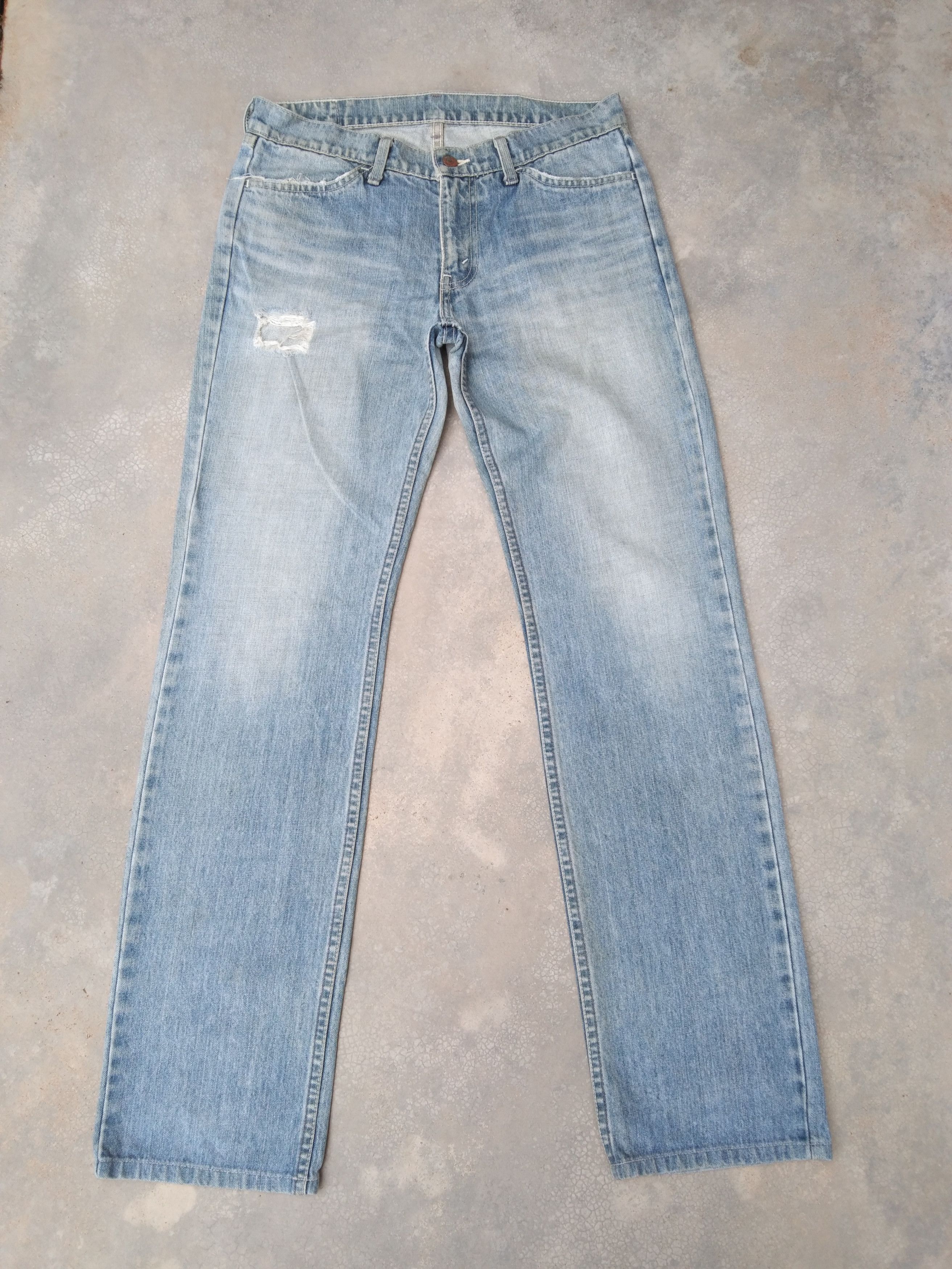 image of Vintage Levi's Jeans 519 Distressed Denim 30X31 in Blue, Men's