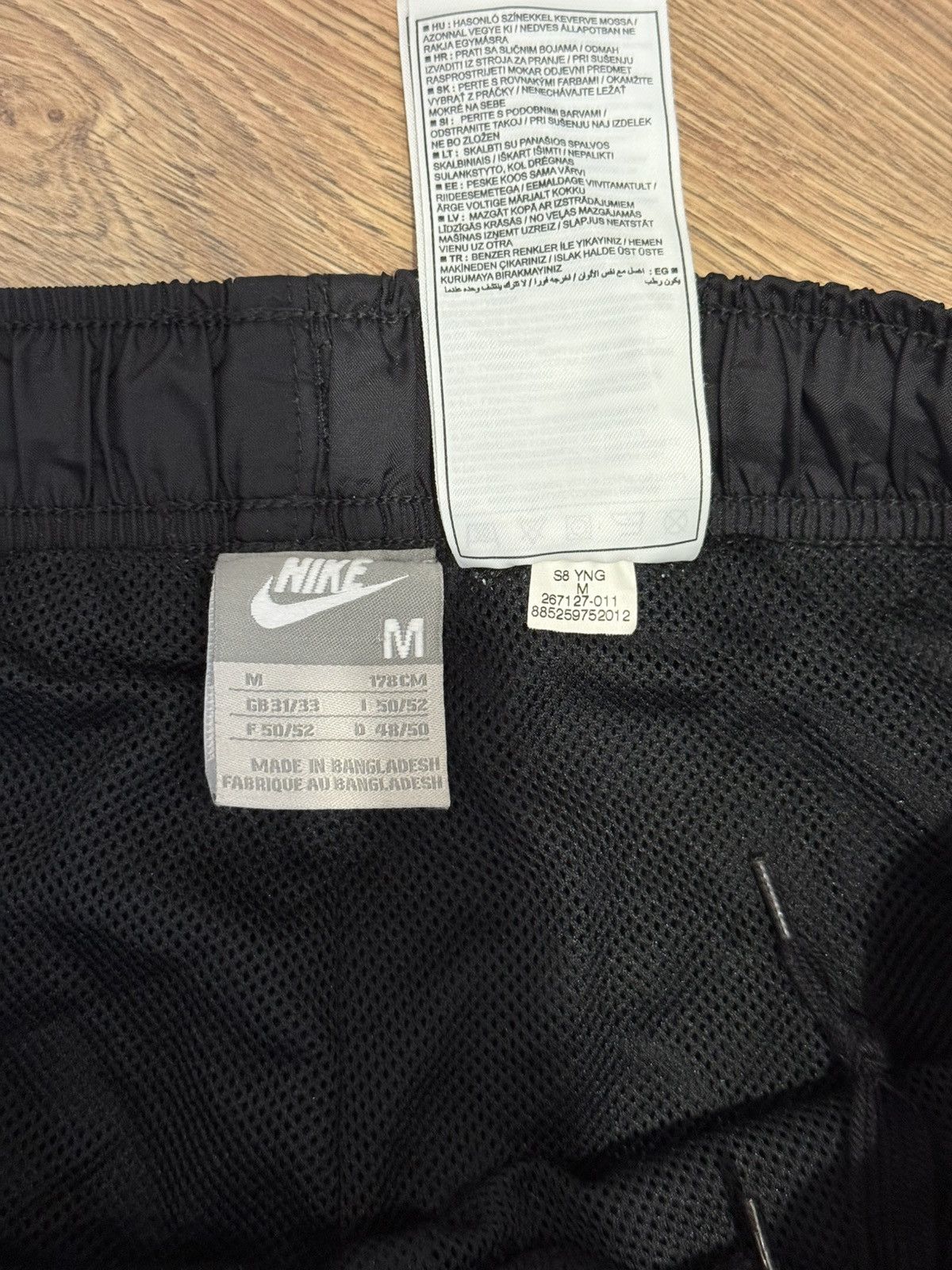 Nike Vintage Nike Nylon Track Pants Black Y2K Size US 32 / EU 48 - 5 Thumbnail