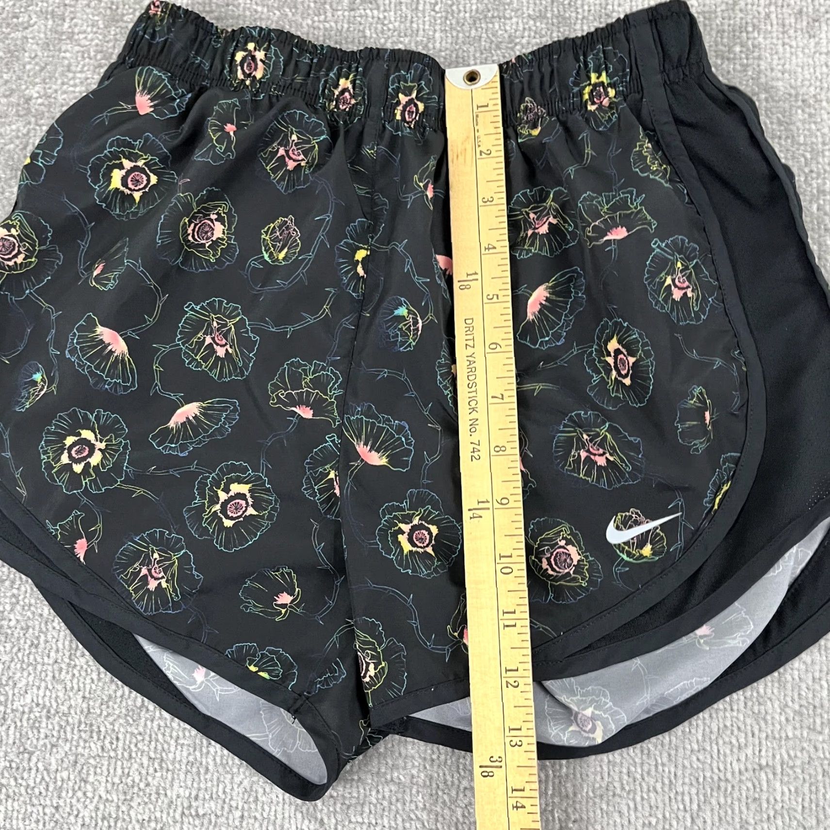Nike Nike Shorts Womens Small / 3" Lined Blue & Black Dri-Fit Tempo Floral Running Size 28" / US 6 / IT 42 - 7 Thumbnail
